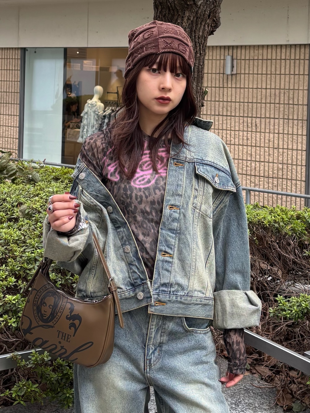 ブルー系のデニムパンツ、ベージュ系のTシャツ/カットソー、ブルー系のデニムジャケットを着用したレディースの秋コーディネートの5枚目の写真