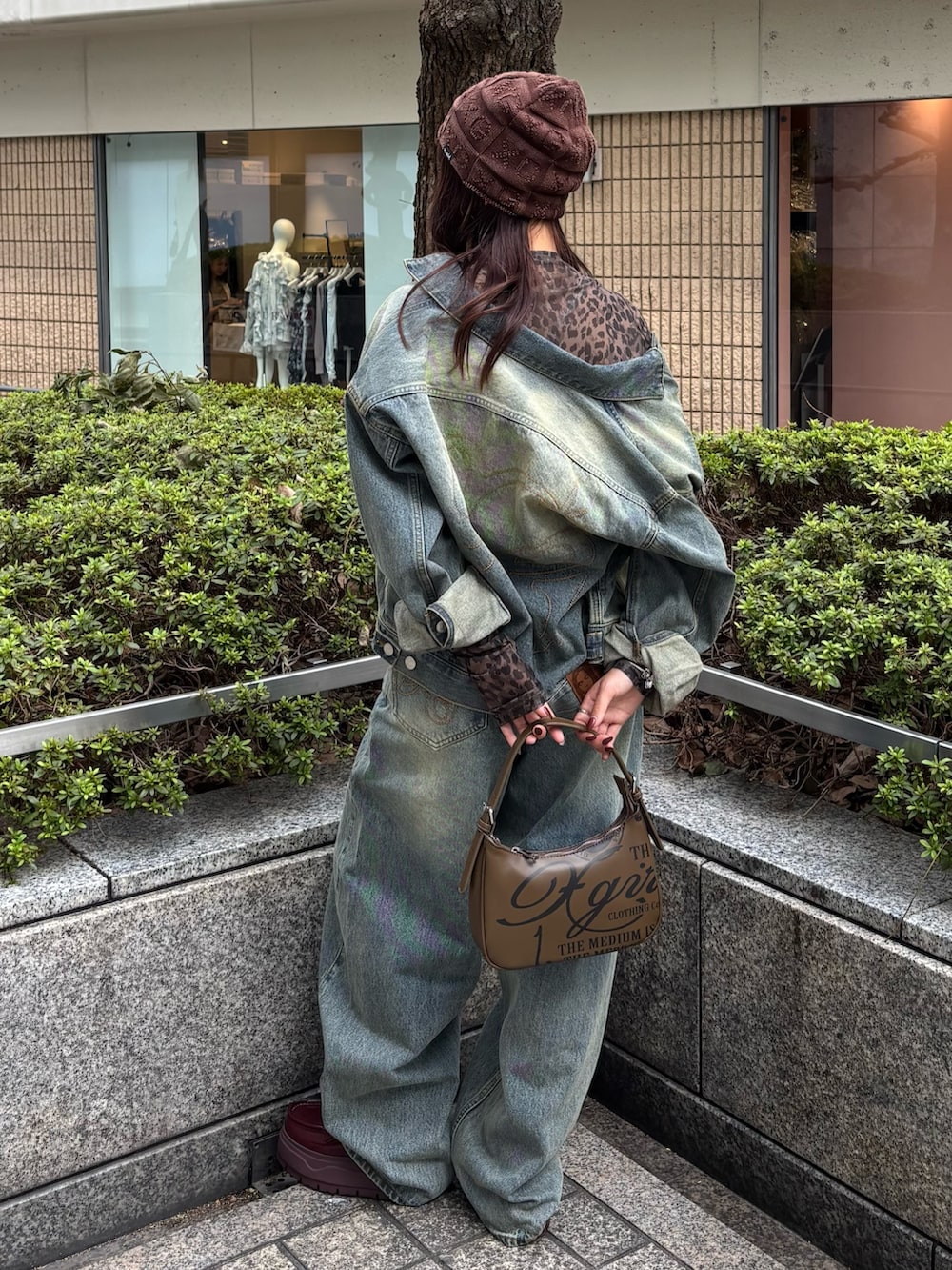 ブルー系のデニムパンツ、ベージュ系のTシャツ/カットソー、ブルー系のデニムジャケットを着用したレディースの秋コーディネートの4枚目の写真
