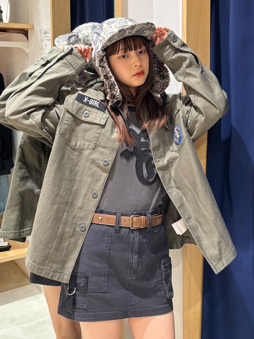 ブラック系のTシャツ/カットソー、グリーン系のシャツ/ブラウス、ブラック系のスカートを着用したレディースの秋コーディネートの3枚目の写真