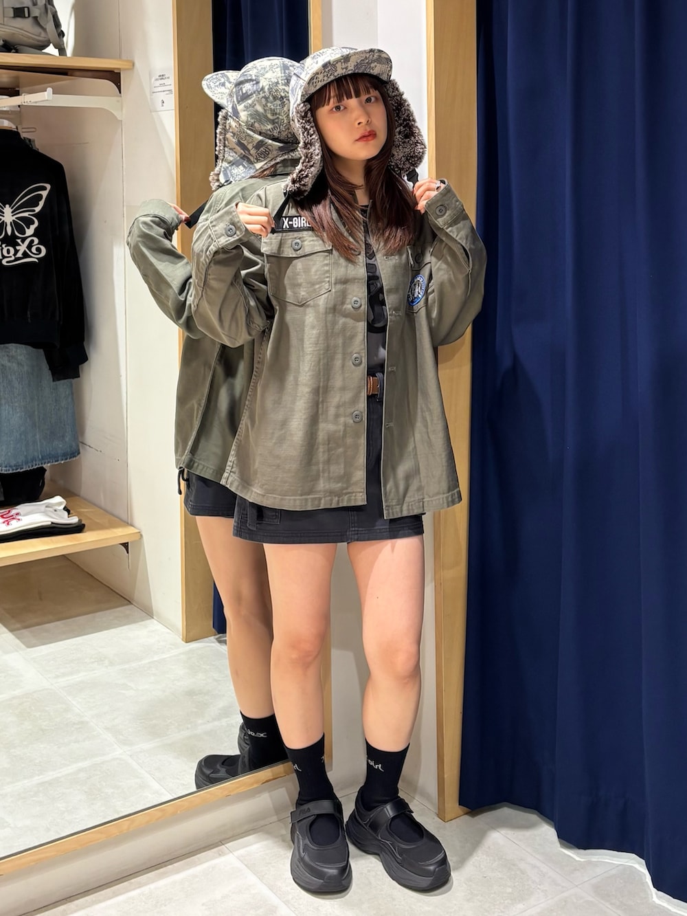 ブラック系のTシャツ/カットソー、グリーン系のシャツ/ブラウス、ブラック系のスカートを着用したレディースの秋コーディネートの2枚目の写真