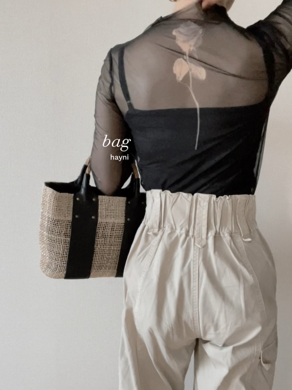 その他のバッグ、ベージュ系のカーゴパンツを着用したレディースの夏コーディネートの2枚目の写真