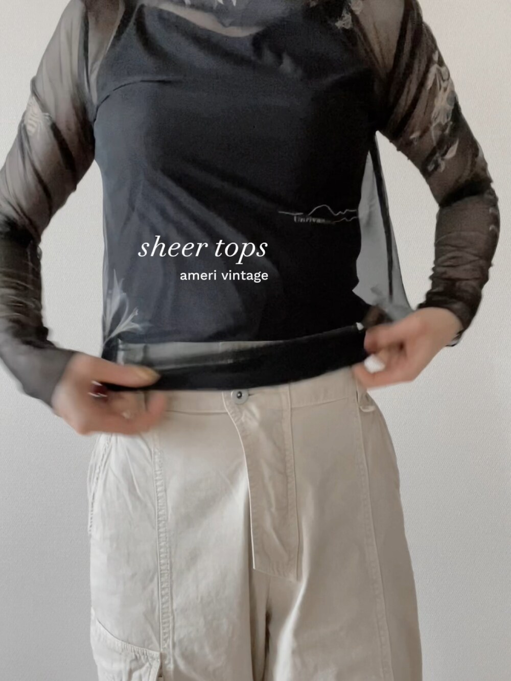 その他のバッグ、ベージュ系のカーゴパンツを着用したレディースの夏コーディネートの5枚目の写真