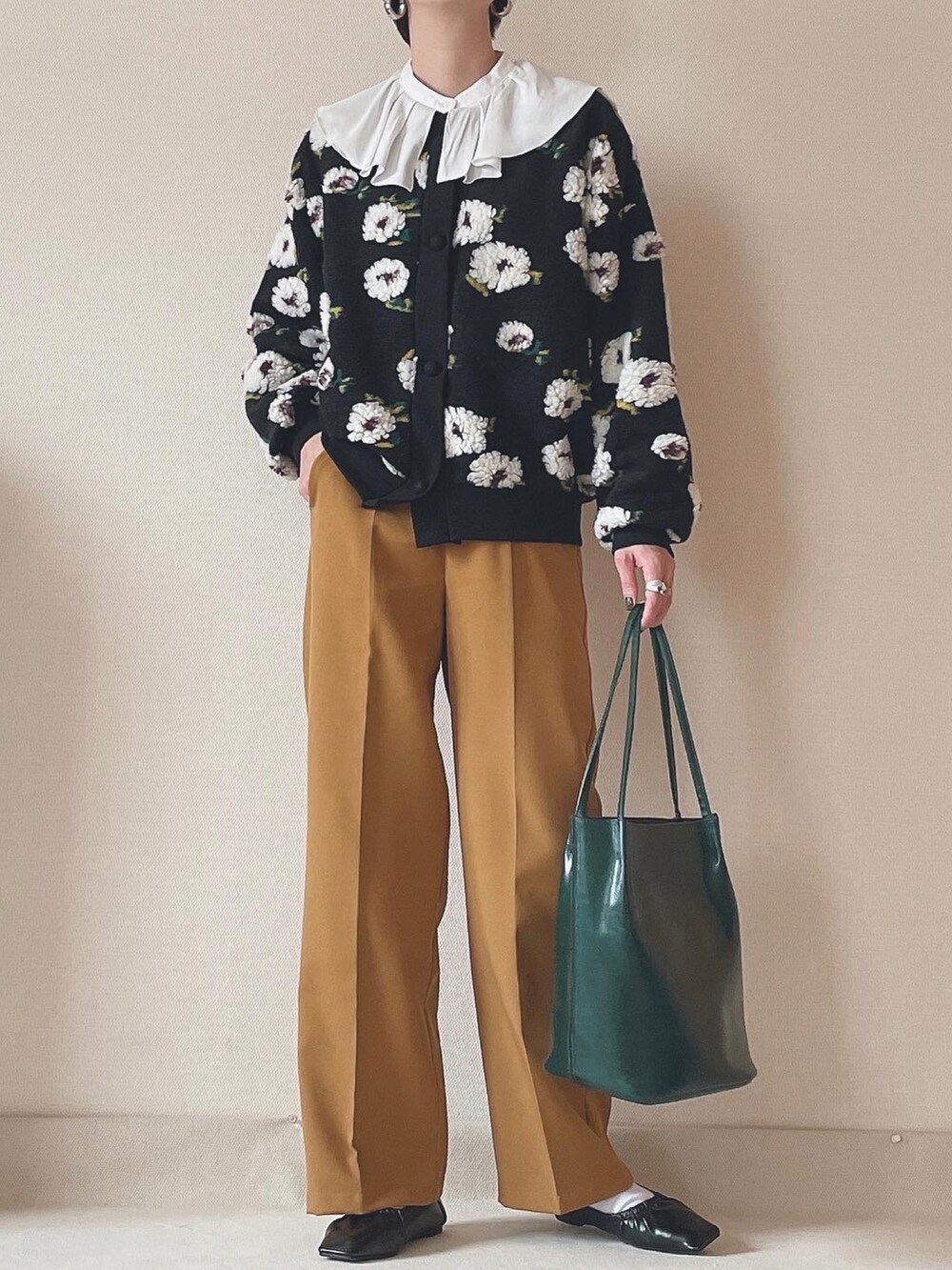 「秋冬コーデ、大人コーデ、ゆったりコーデ、着回しコーデ、パンツスタイル、韓国ファッション、レイヤードスタイル、カーディガン、イエローパンツ、襟付きトップス」｜「laule'aのアイテム（カーディガン/ボレロ、ブラック系）」を使った、0810.asさん（レディース・163cm）の秋コーディネートの2枚目の写真