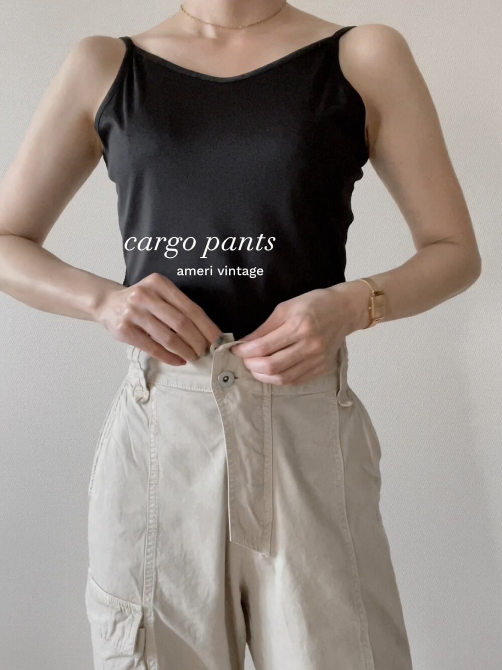 その他のバッグ、ベージュ系のカーゴパンツを着用したレディースの夏コーディネートの4枚目の写真