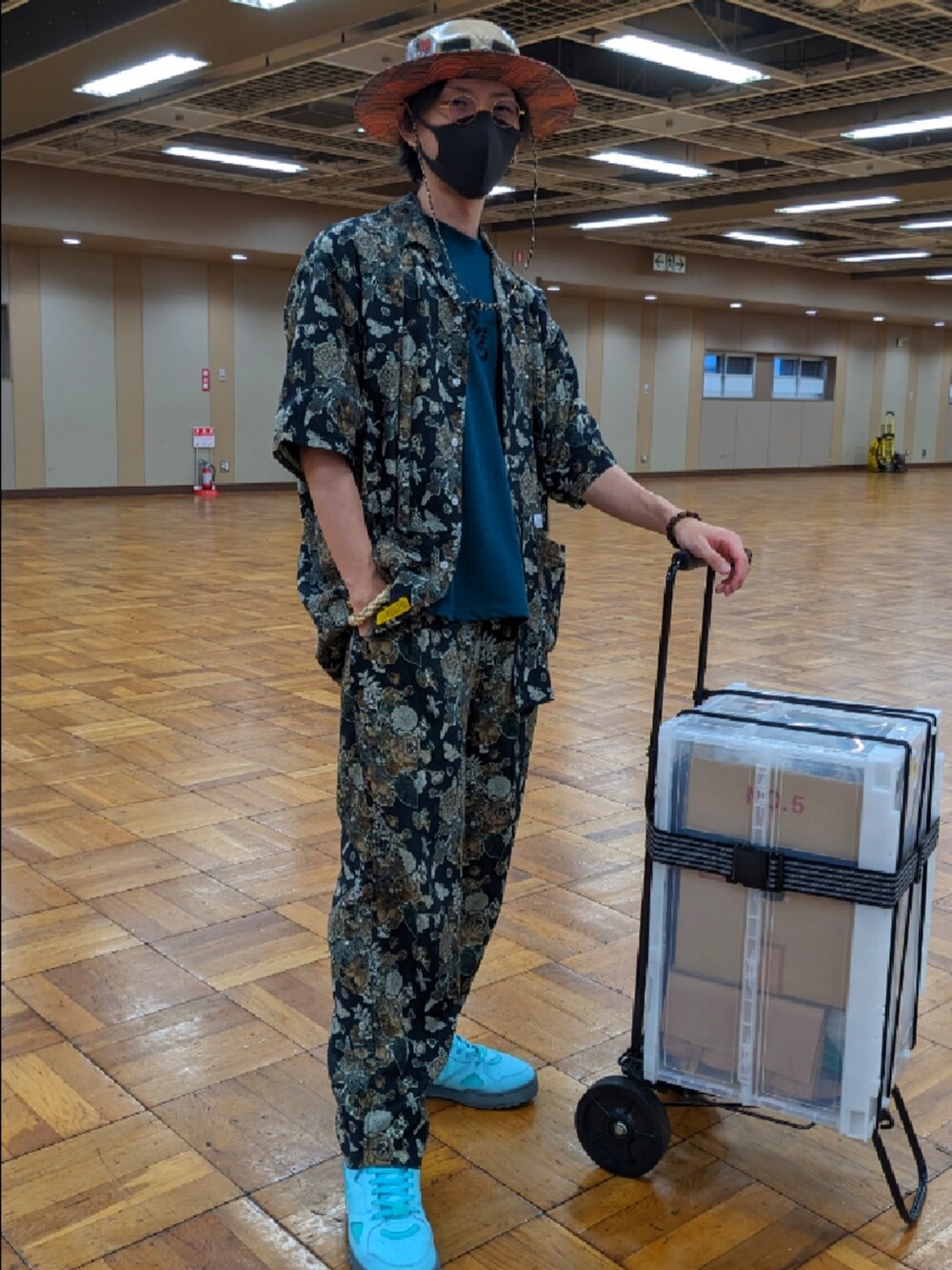 「メンズコーデ、メガネ男子、夏コーデ、シャツスタイル、セットアップ、ブラック、スニーカー、ハット、自作」｜「FATのFIBERTY（シャツ/ブラウス、ブラック系）」を使った、仮面作家 華山虎（CASSANDRA）さん（メンズ・170cm）の秋コーディネートの2枚目の写真