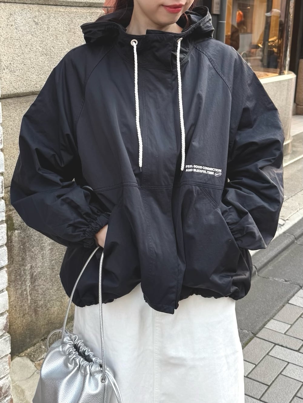 「ジャケット、スポーツミックス、春コーデ、春服コーデ、大人コーデ、デニムコーデ、デニム、春服、お花見コーデ、30代コーデ、マウンテンパーカー、マンパ、デニムスカート、40代コーデ、40代ファッション」｜「PUAL CE CINの【F&B】撥水リサイクルナイロンマウンテンパーカー（マウンテンパーカー、ブルー系）」を使った、niuさん（レディース・161cm）の春コーディネートの3枚目の写真