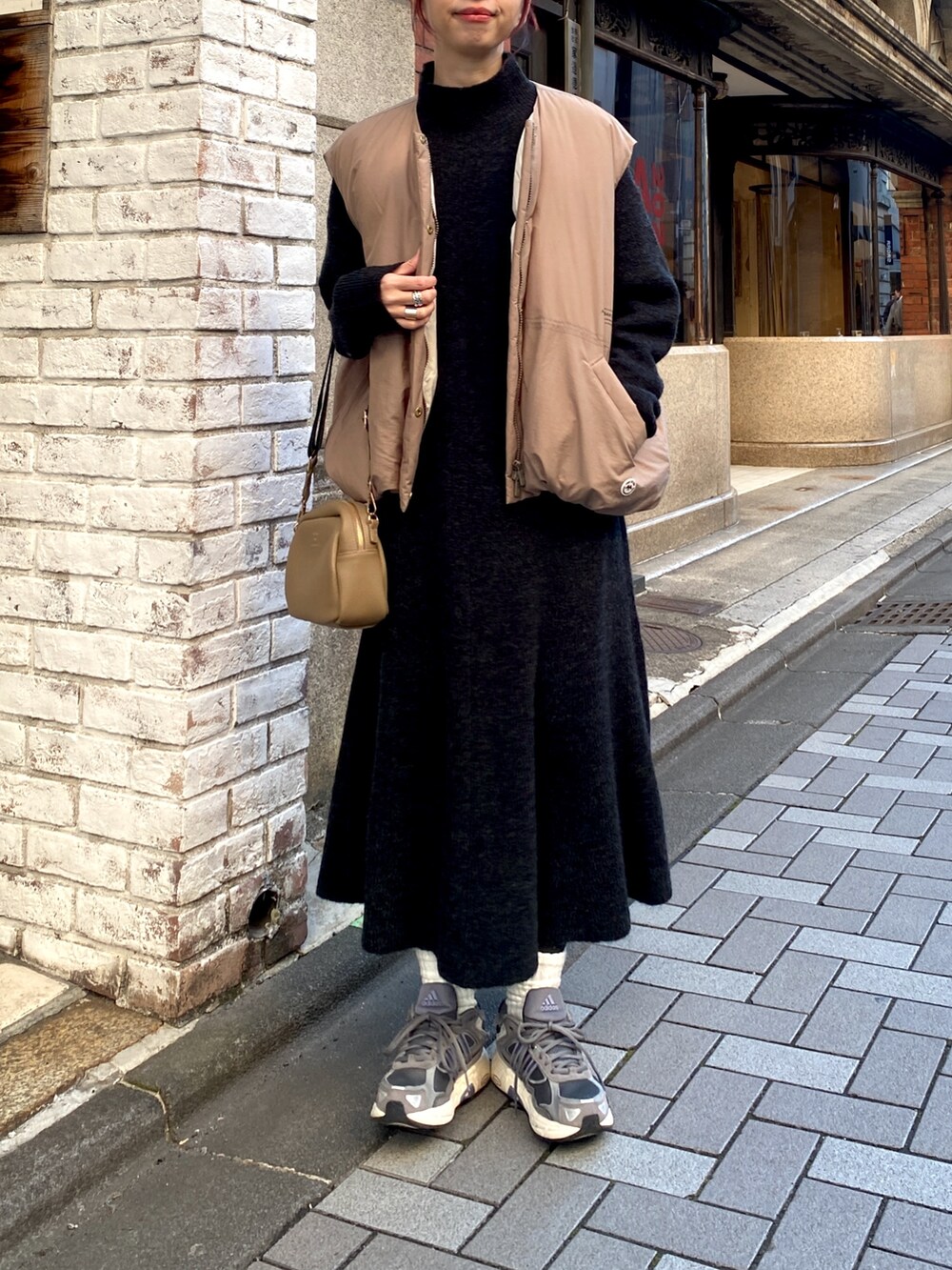 「キレイめカジュアル、休日スタイル、モノトーン、アウターコーデ、オトナカワイイ、オトナカジュアル、きれいめカジュアル、お出かけコーデ、ニットワンピース、ニットワンピ、ダウン、ダウンベスト」｜「PUAL CE CINのダウンベスト（ダウンベスト、ベージュ系）」を使った、niuさん（レディース・161cm）の冬コーディネートの2枚目の写真