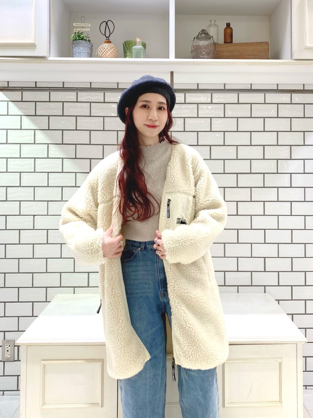 「ボアジャケット、ボア、ボアブルゾン、デニム、ベレー帽、ピンク、ハイネック、ニット、ビッグシルエット、きれいめカジュアル、冬アウター、冬コーデ」｜「PUAL CE CINの【FIRST DOWN】LONG BOA JACKET（その他アウター、ホワイト系）」を使った、niuさん（レディース・161cm）の冬コーディネートの3枚目の写真