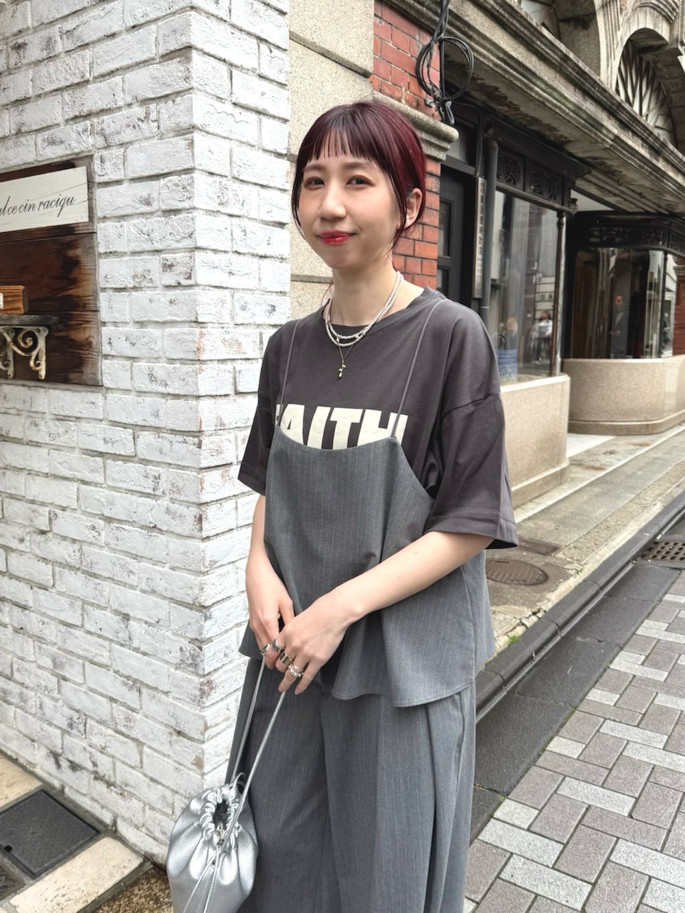 「セットアップ、レイヤードスタイル、最近のいい感じコーデ、ビスチェ、春夏コーデ、シンプルコーデ、きれいめカジュアル、スニーカー、ラクチンコーデ、パンツコーデ、大人女子、ラフコーデ、キレイめ、ロゴT」｜「PUAL CE CINの【汗シミ防止素材】シンプルロゴTシャツ（Tシャツ/カットソー、ブラック系）」を使った、niuさん（骨格ウェーブ・レディース・161cm）の春コーディネートの2枚目の写真