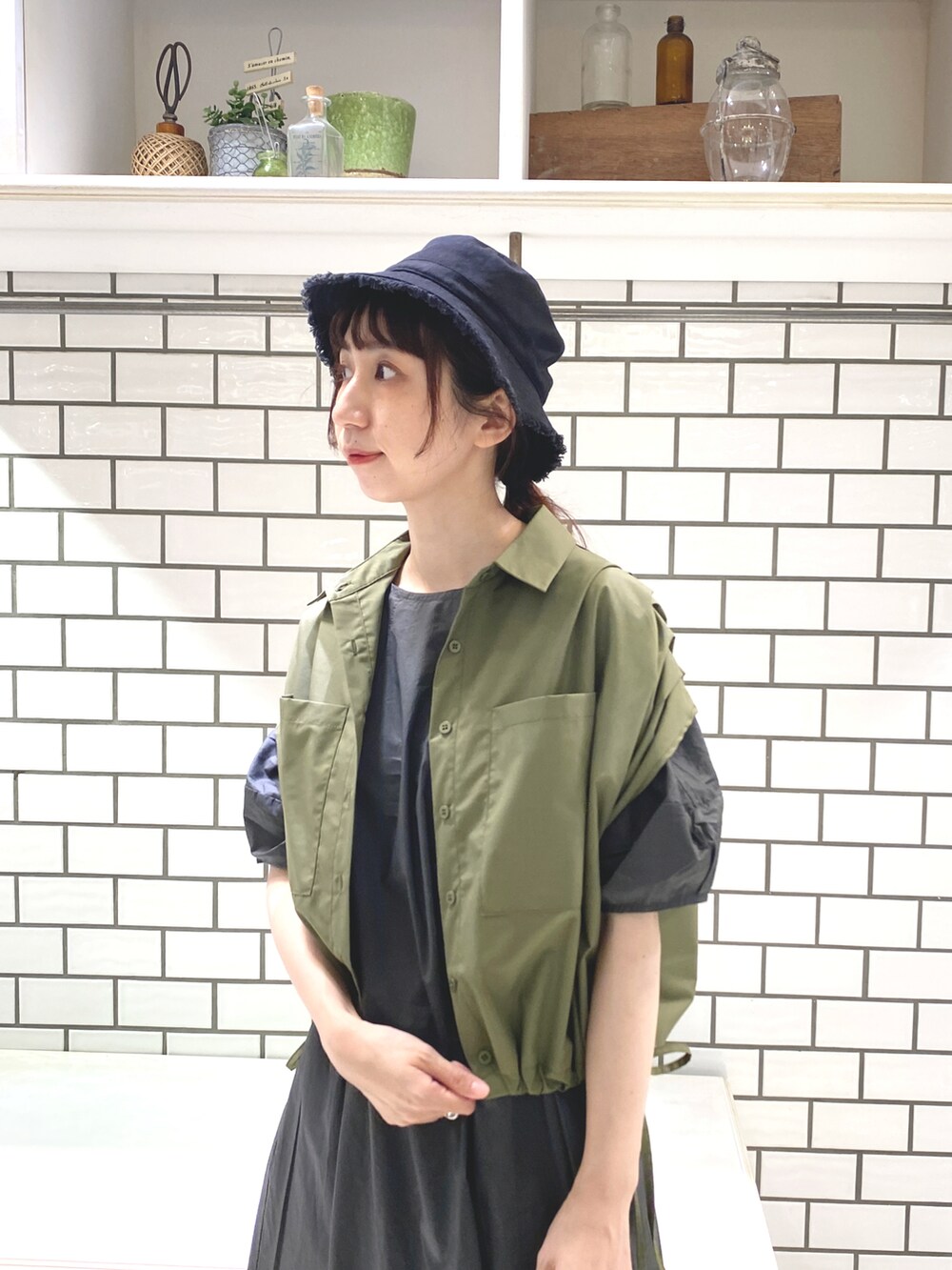 「ベスト、オトナカジュアル、リラックススタイル、大人カジュアル、秋コーデ、ワンピースコーデ、ワンピース、ミリタリー、ミリタリーコーデ、ロングワンピース、バケットハット、秋色」｜「PUAL CE CINのコットンローンペーパー加工コクーン袖ワンピース（ワンピース、グレー系）」を使った、niuさん（レディース・161cm）の夏コーディネートの3枚目の写真