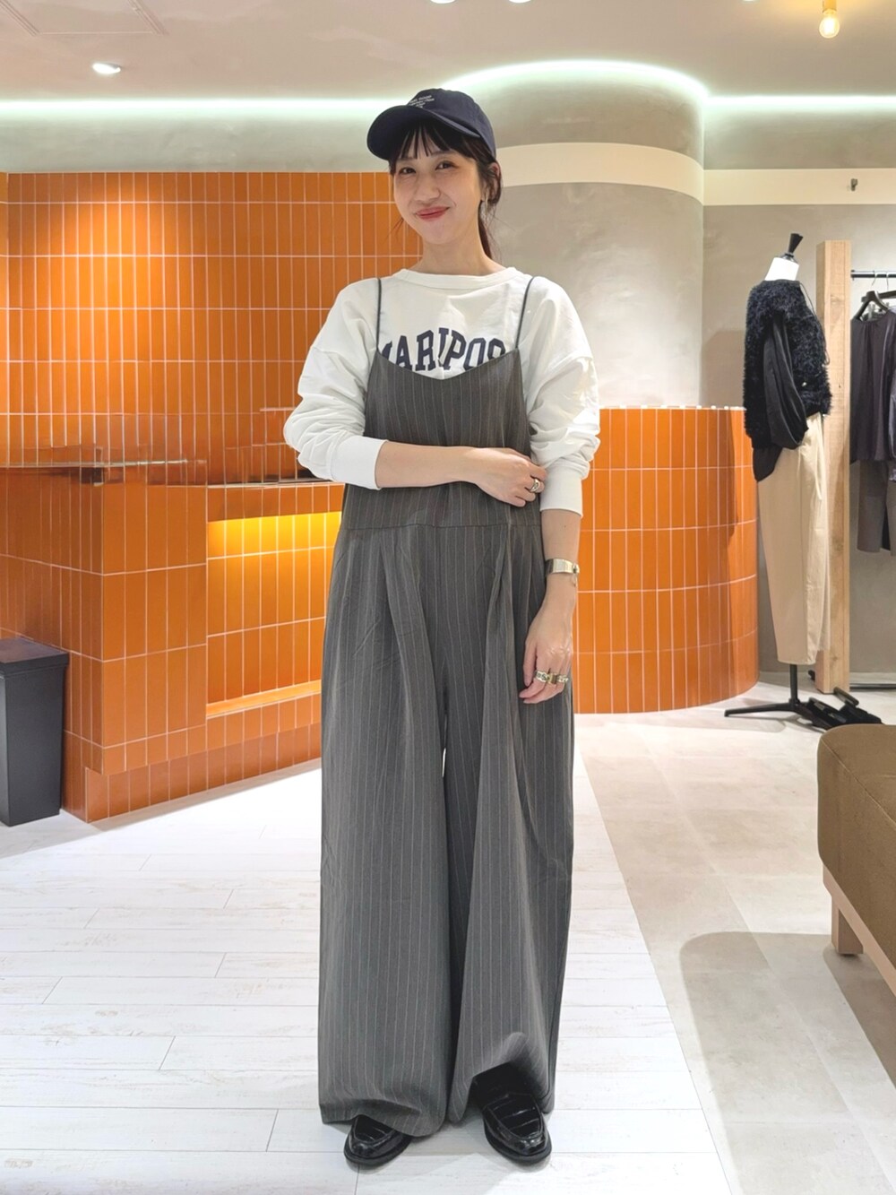 グレー系のサロペット/オーバーオール、ホワイト系のTシャツ/カットソーを着用したレディースの秋コーディネートの2枚目の写真