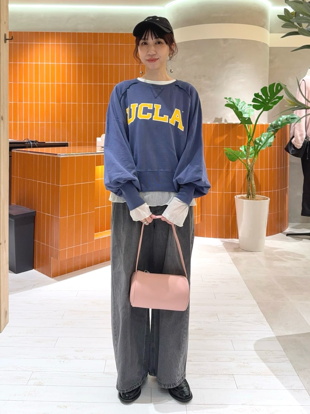 ホワイト系のTシャツ/カットソー、グレー系のデニムパンツ、ブルー系のスウェットを着用したレディースの秋コーディネートの2枚目の写真