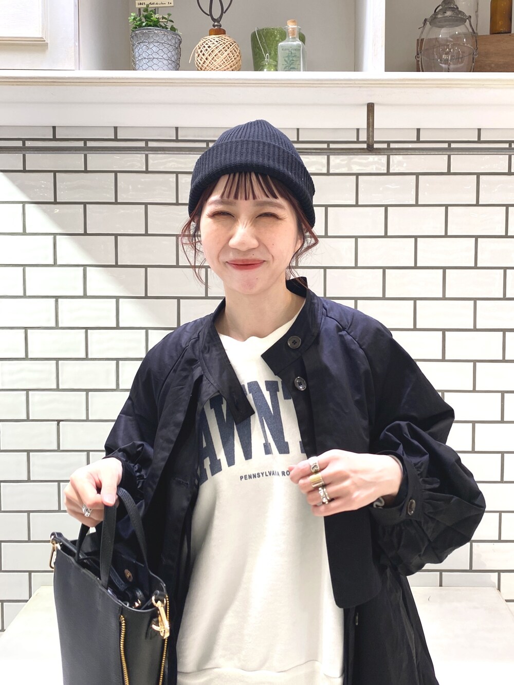 「アウター、トレンチコート、スプリングコート、ブルー、ブルーコーデ、タイトスカート、ナロースカート、ロゴスウェット、スウェット、ロングスカート、ロングコート、骨格ウェーブ」｜「PUAL CE CINの【Du noir】ライナーワンピース付き／マルチウェイコート（ノーカラーコート、ブラック系）」を使った、niuさん（レディース・161cm）の冬コーディネートの3枚目の写真