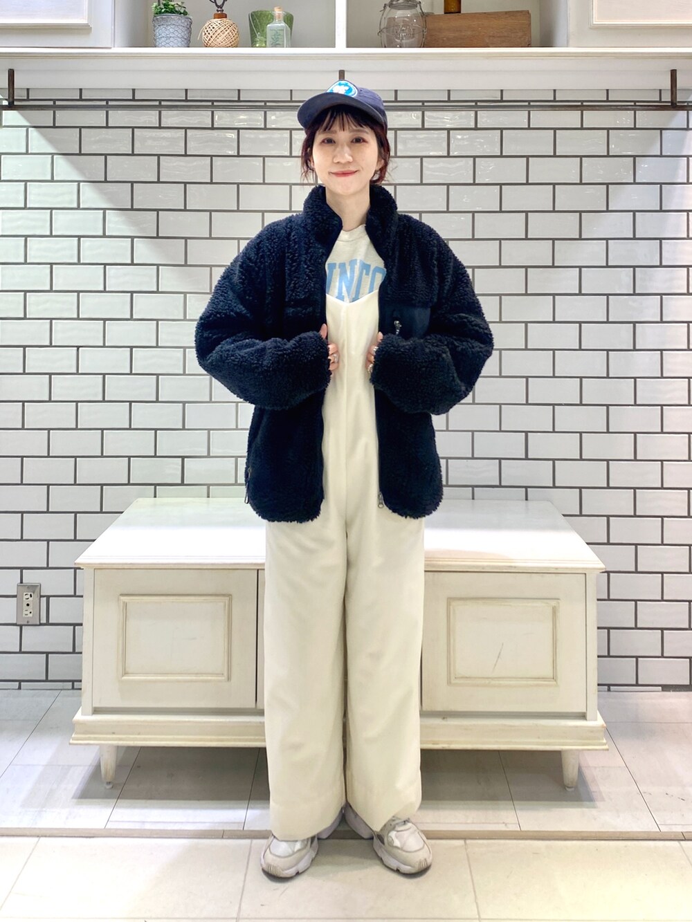 「ボアジャケット、キャップ、大人カジュアル、ボアブルゾン、ファーストダウン、サロペット、サロペットコーデ、ボア、スウェット、ロゴスウェット、オーバーサイズ、モノトーンコーデ、シンプルスタイル」｜「PUAL CE CINの【FIRST DOWN】BOA JACKET（その他アウター、ブラック系）」を使った、niuさん（レディース・161cm）の冬コーディネートの2枚目の写真