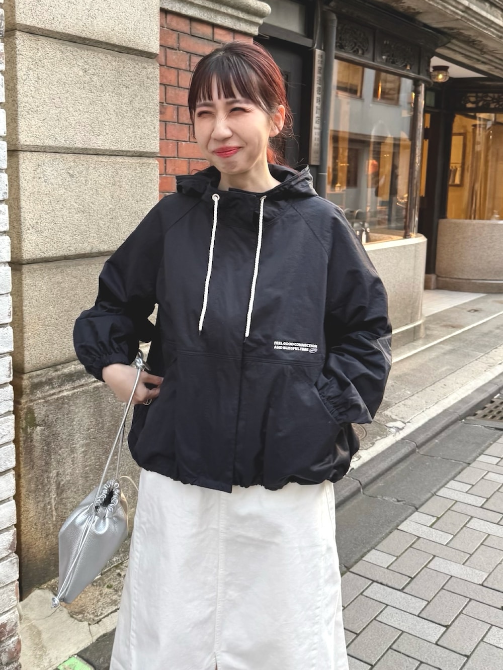 「ジャケット、スポーツミックス、春コーデ、春服コーデ、大人コーデ、デニムコーデ、デニム、春服、お花見コーデ、30代コーデ、マウンテンパーカー、マンパ、デニムスカート、40代コーデ、40代ファッション」｜「PUAL CE CINの【F&B】撥水リサイクルナイロンマウンテンパーカー（マウンテンパーカー、ブルー系）」を使った、niuさん（レディース・161cm）の春コーディネートの2枚目の写真