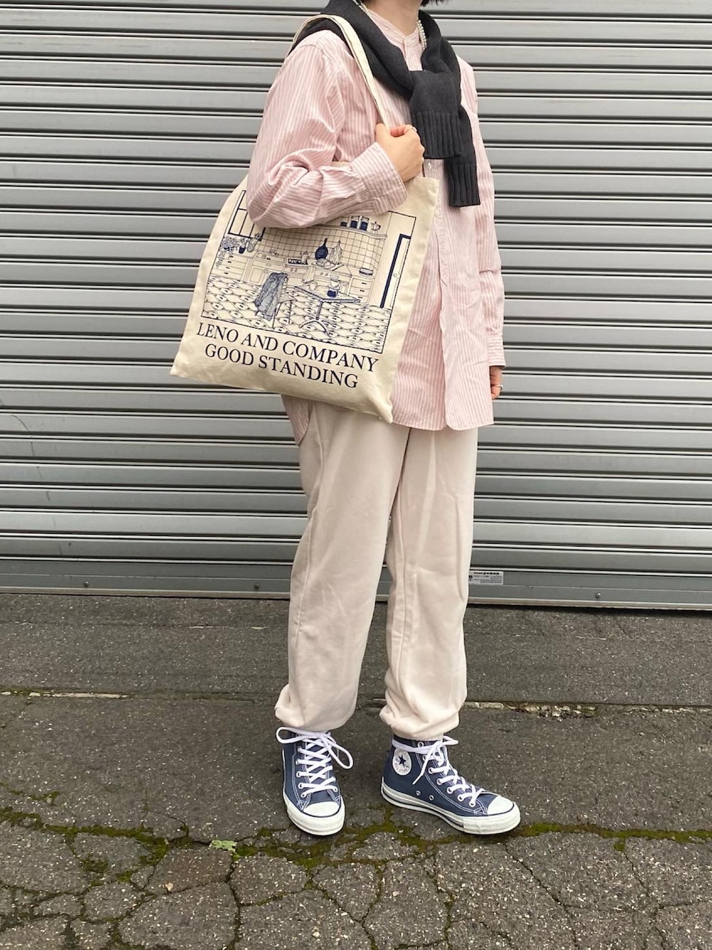 ホワイト系のスウェットパンツ、ピンク系のシャツ/ブラウス、ブルー系のスニーカーを着用したレディースの秋コーディネートの5枚目の写真