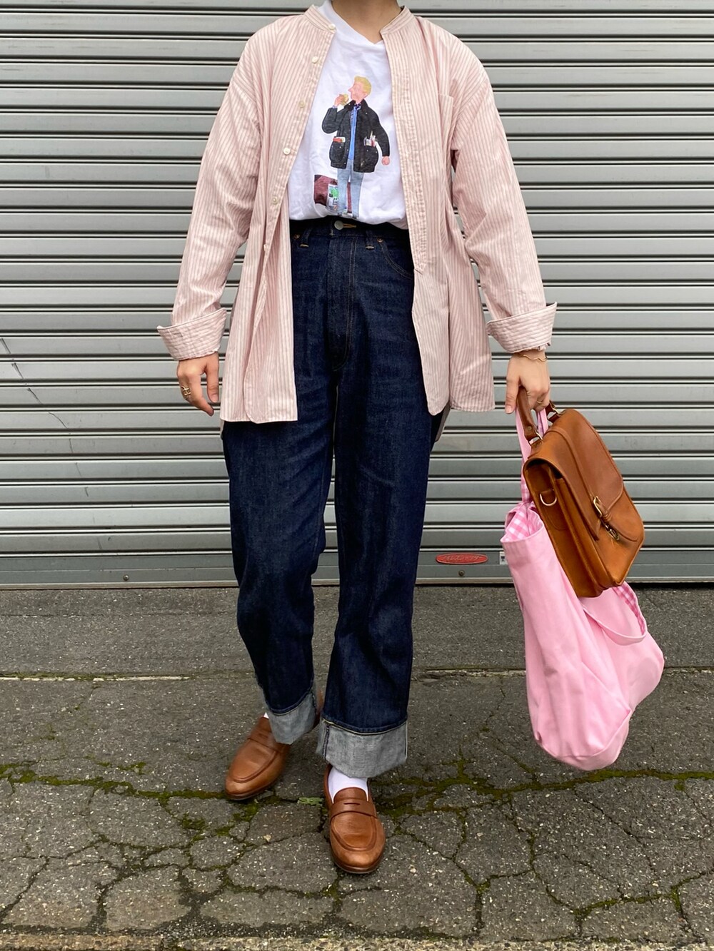 ピンク系のシャツ/ブラウス、ホワイト系のTシャツ/カットソー、ブルー系のデニムパンツを着用したレディースの秋コーディネートの3枚目の写真