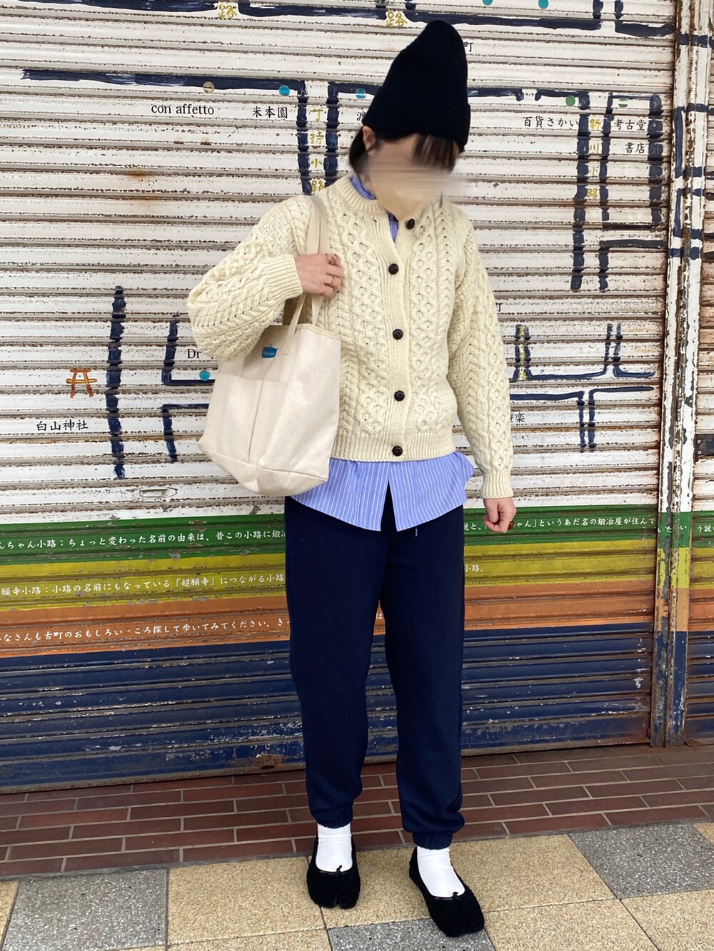 ブルー系のシャツ/ブラウス、ブルー系のスウェットパンツ、ブラック系のバレエシューズを着用したレディースの秋コーディネートの2枚目の写真