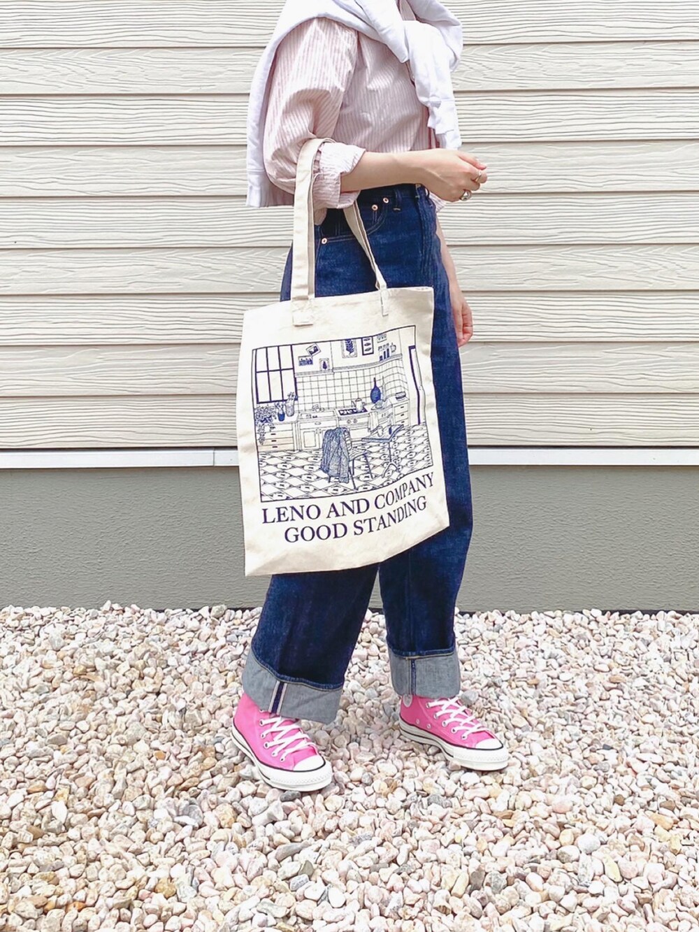 ピンク系のシャツ/ブラウス、ブルー系のデニムパンツ、ピンク系のスニーカーを着用したレディースの夏コーディネートの3枚目の写真