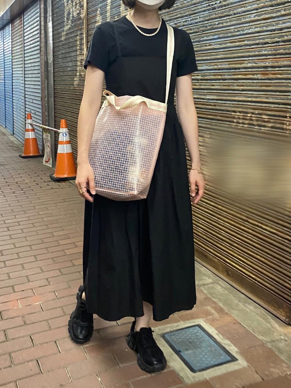 ピンク系のショルダーバッグ、ブラック系のTシャツ/カットソー、ブラック系のドレスを着用したレディースの夏コーディネートの4枚目の写真