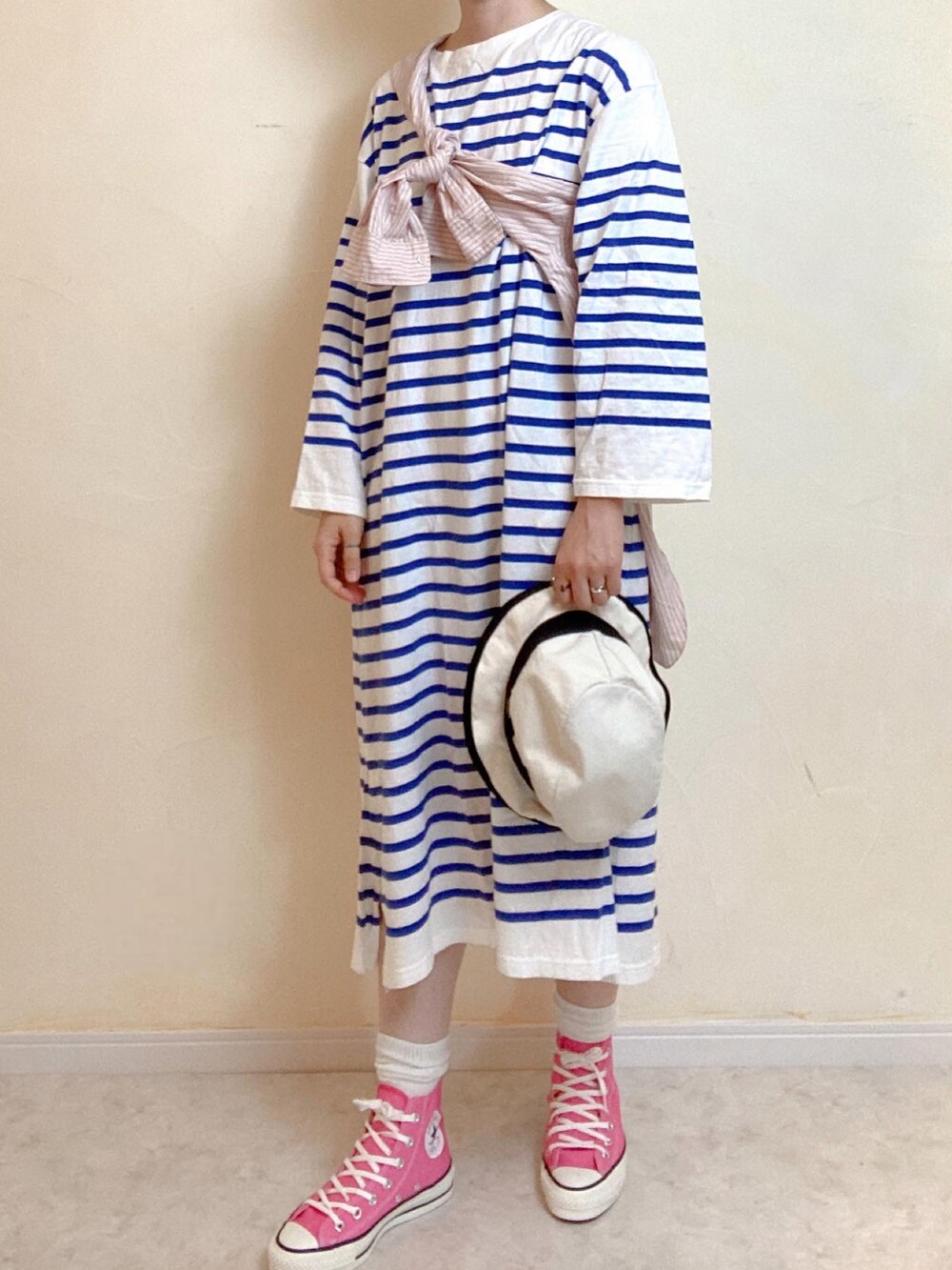 ピンク系のシャツ/ブラウス、ブルー系のワンピース、ピンク系のスニーカーを着用したレディースの夏コーディネートの4枚目の写真