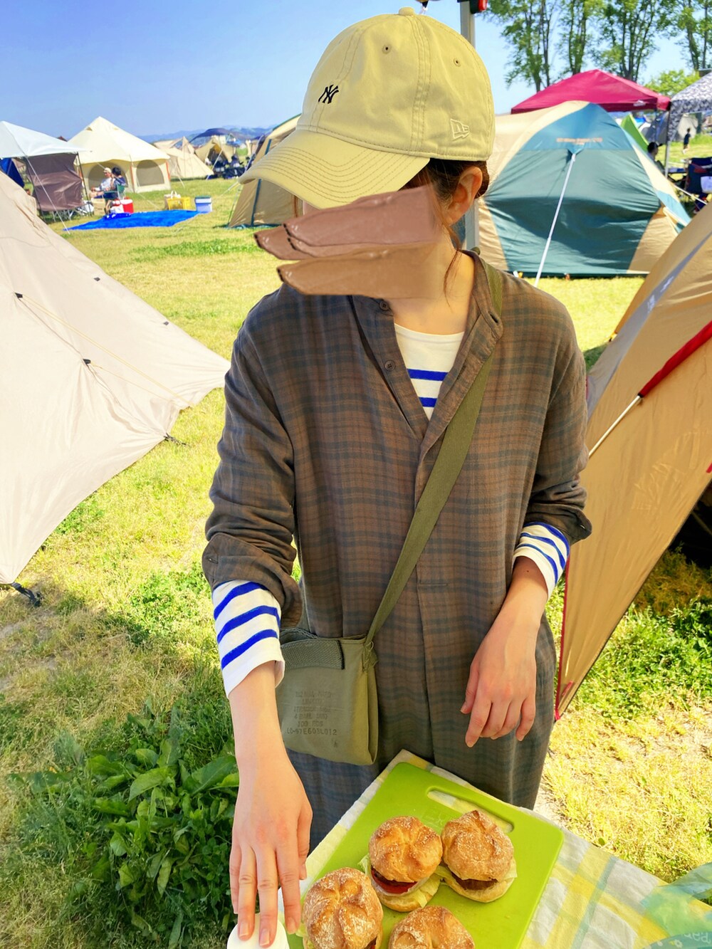 ブルー系のTシャツ/カットソー、グリーン系のシャツワンピース、ブラウン系のレインシューズを着用したレディースの春コーディネートの5枚目の写真