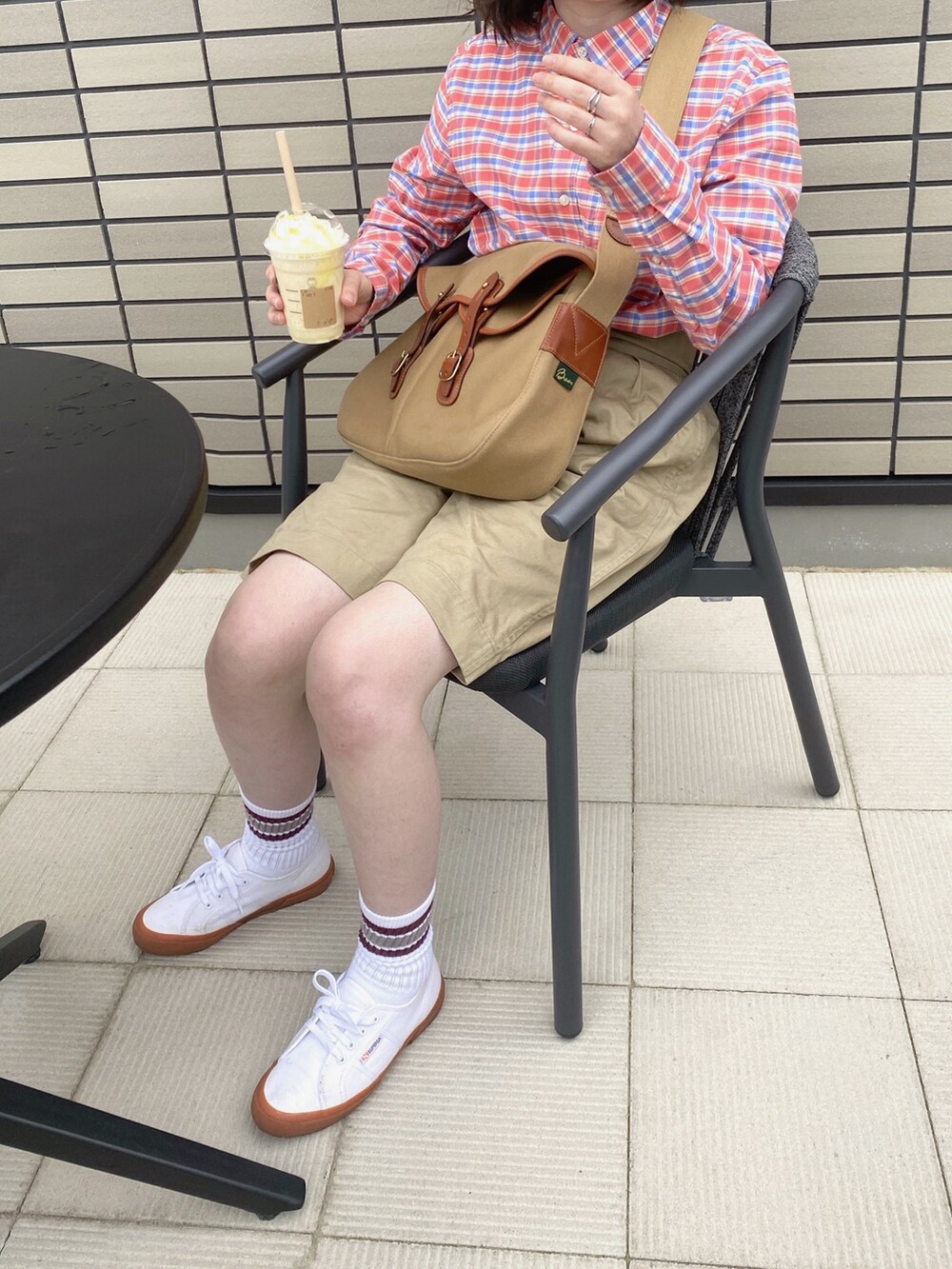 ピンク系のシャツ/ブラウス、ベージュ系のパンツ、グリーン系のショルダーバッグを着用したレディースの夏コーディネートの4枚目の写真