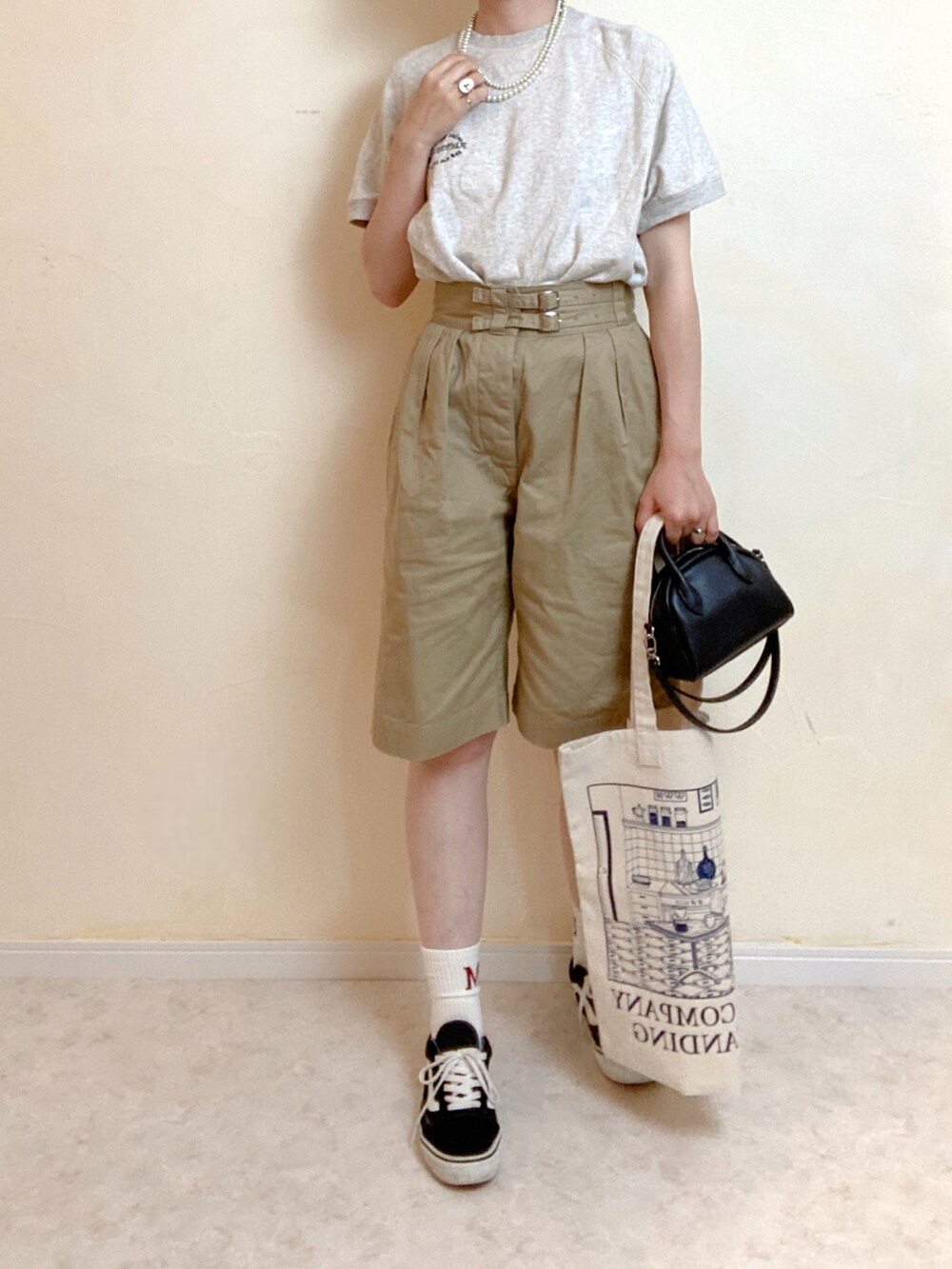 ベージュ系のスウェット、ベージュ系のパンツ、ブラック系のスニーカーを着用したレディースの夏コーディネートの3枚目の写真