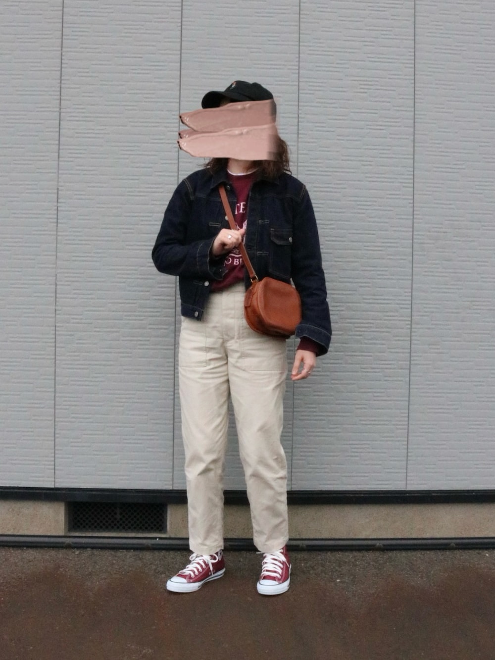 「キャップ、スウェット、ベイカーパンツ、デニムジャケット、converse、オールドコーチ、春、春服、おでかけコーデ、カジュアルコーデ、パンツコーデ、着回しコーデ、古着MIX、古着、古着コーデ」｜「POLO RALPH LAURENのアイテム（キャップ、ブラック系）」を使った、あやかさん（レディース・165cm）の春コーディネートの3枚目の写真