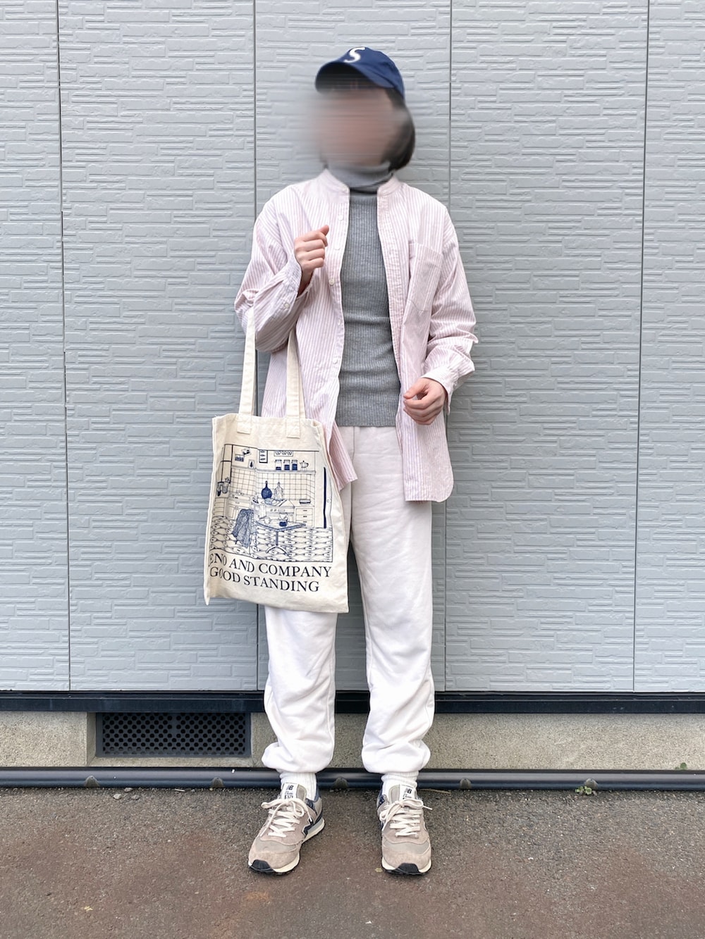 ピンク系のシャツ/ブラウス、ホワイト系のスウェットパンツを着用したレディースの春コーディネートの3枚目の写真