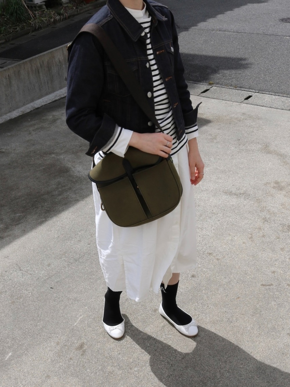 ホワイト系のシャツワンピース、ホワイト系のTシャツ/カットソー、グレー系のソックス/靴下を着用したレディースの春コーディネートの2枚目の写真