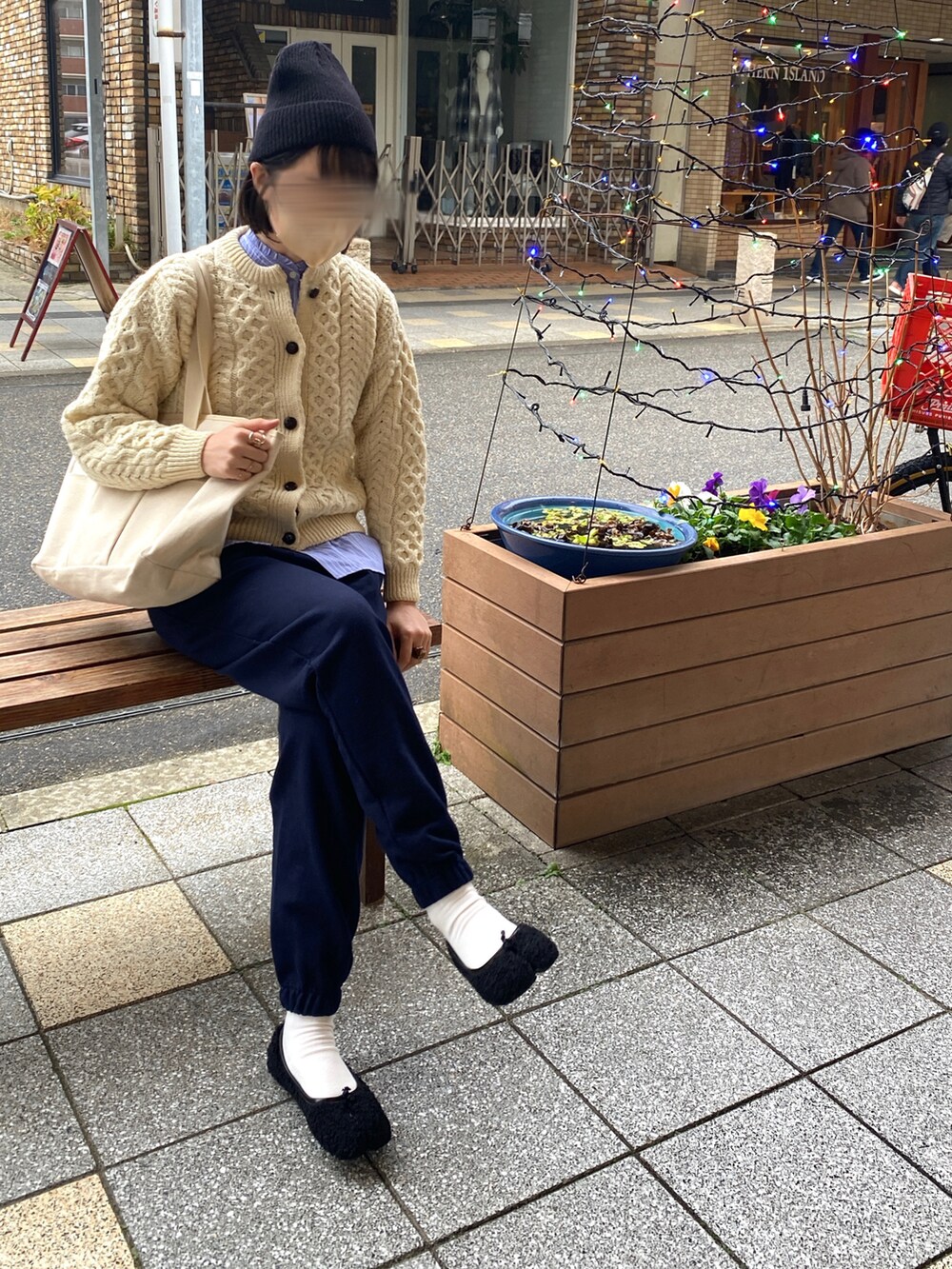 ブルー系のシャツ/ブラウス、ブルー系のスウェットパンツ、ブラック系のバレエシューズを着用したレディースの秋コーディネートの5枚目の写真