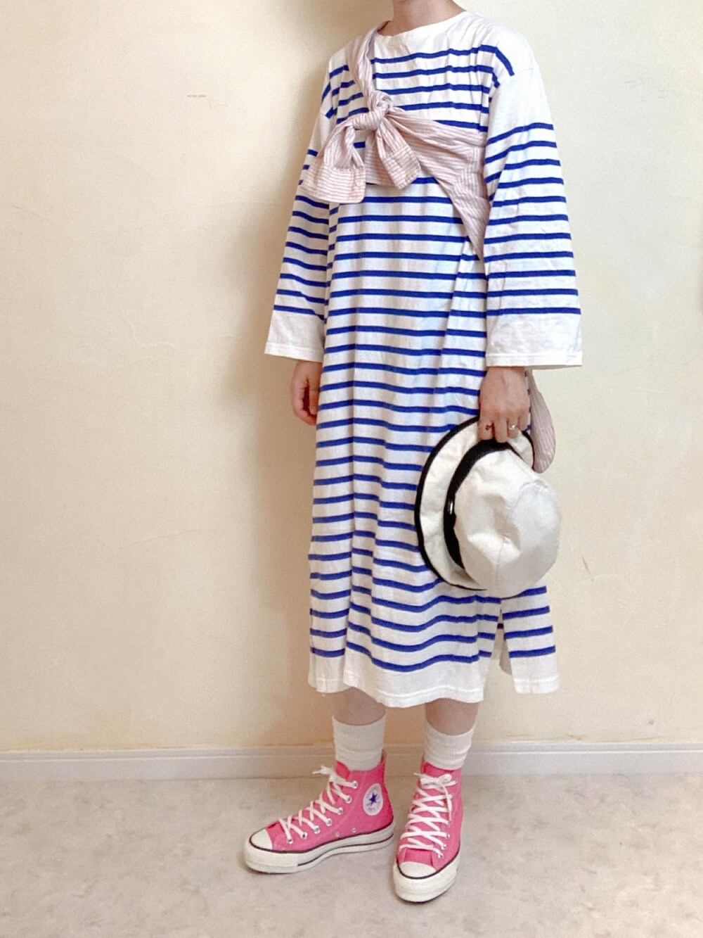 ピンク系のシャツ/ブラウス、ブルー系のワンピース、ピンク系のスニーカーを着用したレディースの夏コーディネートの5枚目の写真