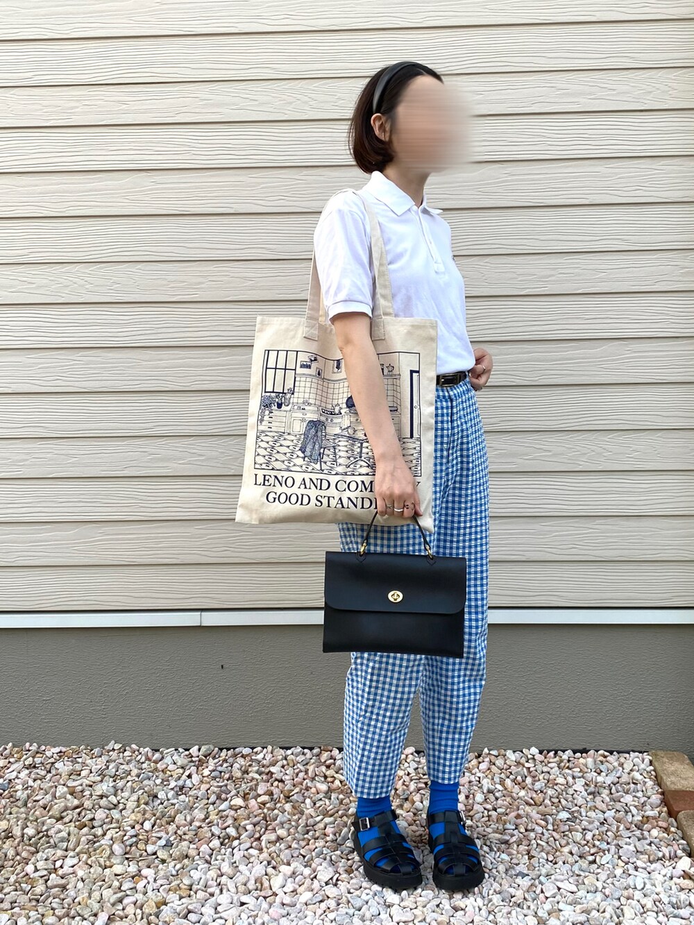 ホワイト系のポロシャツ、ブルー系のその他パンツ、ブラック系のショルダーバッグを着用したレディースの春コーディネートの3枚目の写真