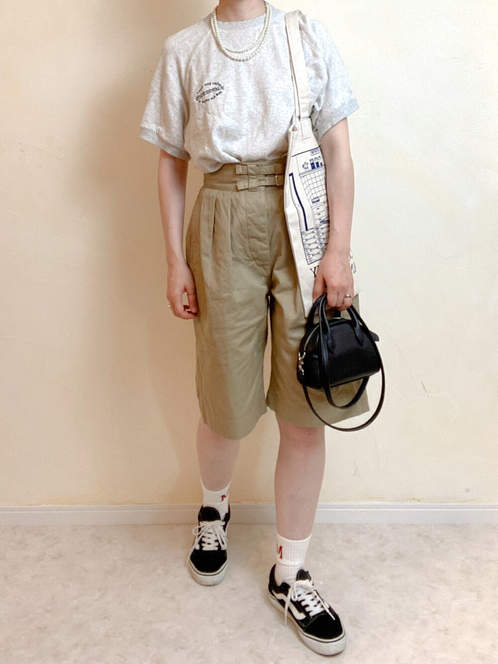 ベージュ系のスウェット、ベージュ系のパンツ、ブラック系のスニーカーを着用したレディースの夏コーディネートの4枚目の写真
