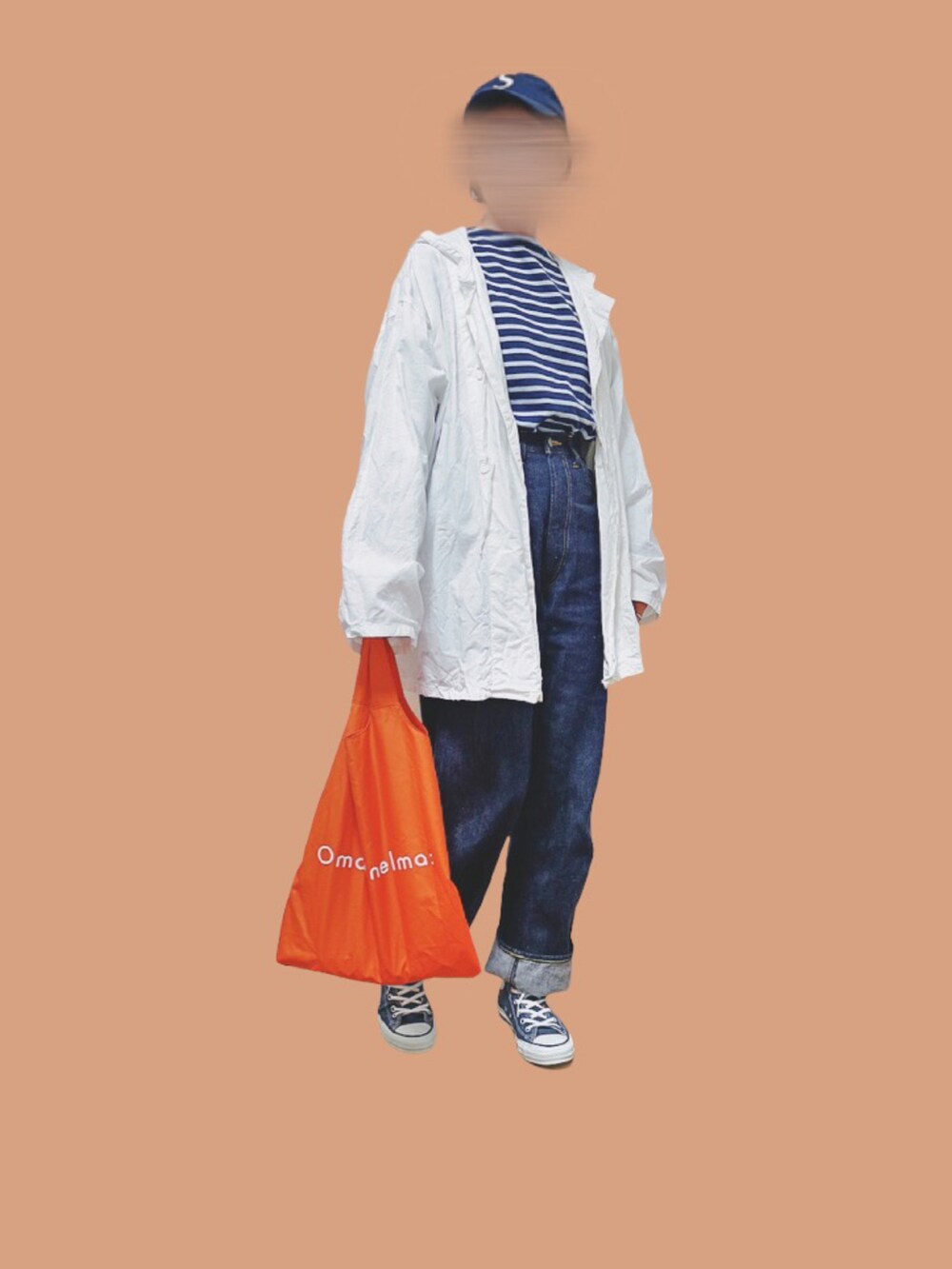 ブルー系のTシャツ/カットソー、ブルー系のデニムパンツ、ブルー系のキャップを着用したレディースの冬コーディネートの3枚目の写真