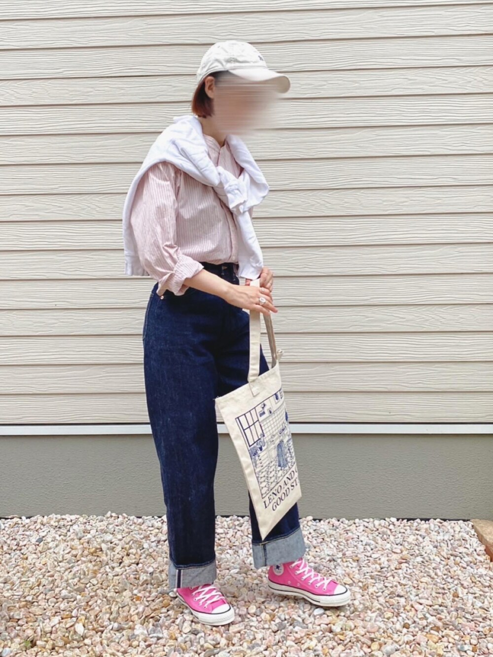 ピンク系のシャツ/ブラウス、ブルー系のデニムパンツ、ピンク系のスニーカーを着用したレディースの夏コーディネートの2枚目の写真