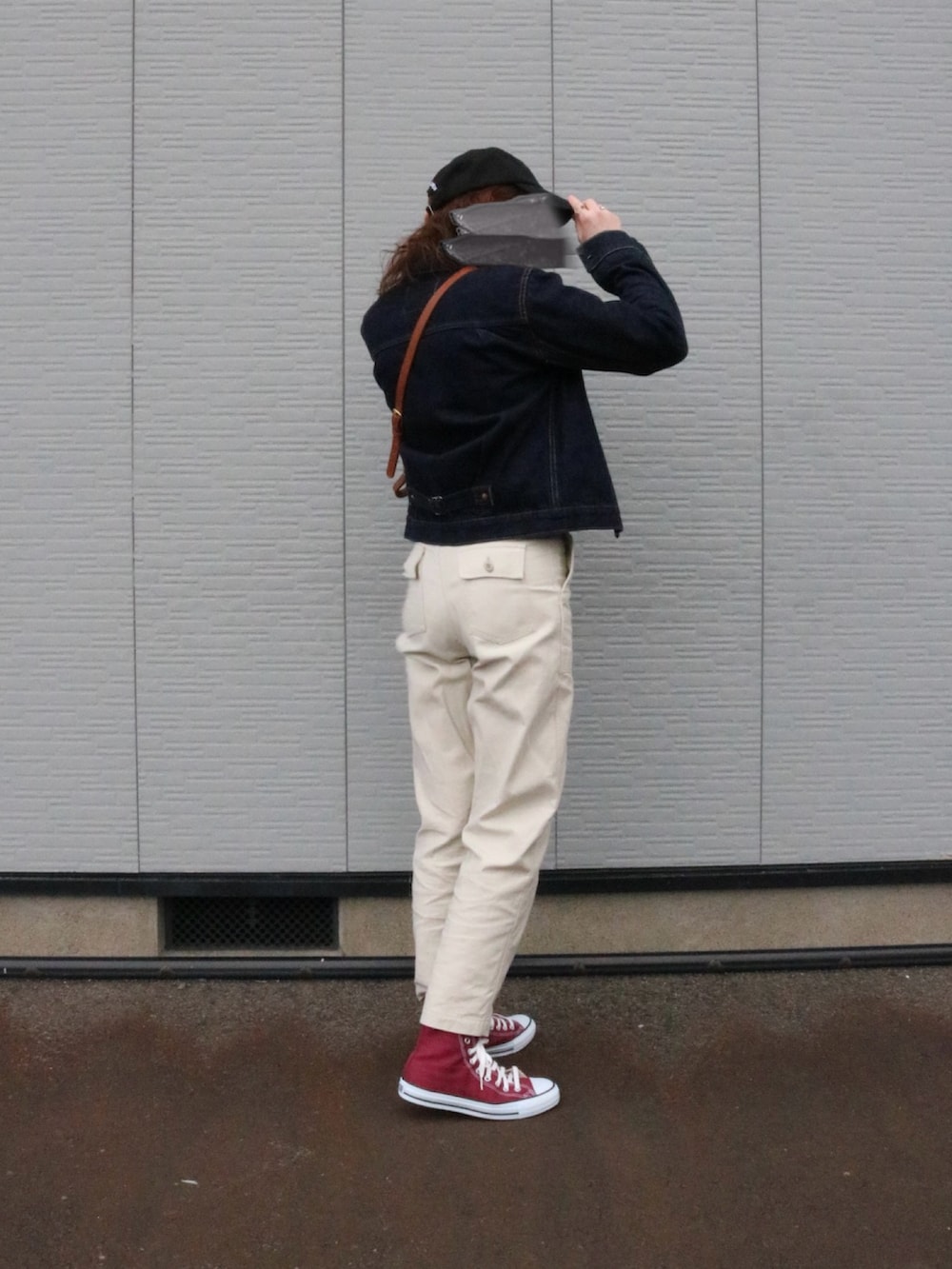 「キャップ、スウェット、ベイカーパンツ、デニムジャケット、converse、オールドコーチ、春、春服、おでかけコーデ、カジュアルコーデ、パンツコーデ、着回しコーデ、古着MIX、古着、古着コーデ」｜「POLO RALPH LAURENのアイテム（キャップ、ブラック系）」を使った、あやかさん（レディース・165cm）の春コーディネートの5枚目の写真