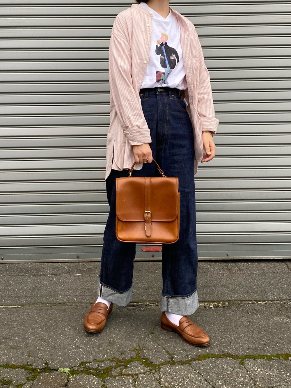 ピンク系のシャツ/ブラウス、ホワイト系のTシャツ/カットソー、ブルー系のデニムパンツを着用したレディースの秋コーディネートの5枚目の写真