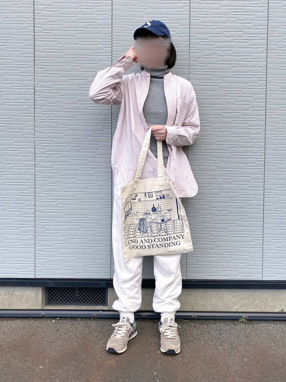 ピンク系のシャツ/ブラウス、ホワイト系のスウェットパンツを着用したレディースの春コーディネートの2枚目の写真