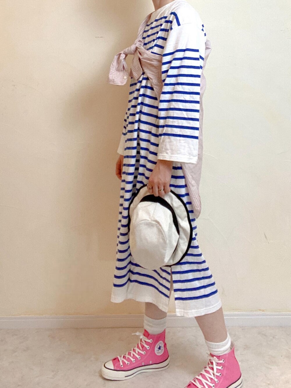 ピンク系のシャツ/ブラウス、ブルー系のワンピース、ピンク系のスニーカーを着用したレディースの夏コーディネートの3枚目の写真