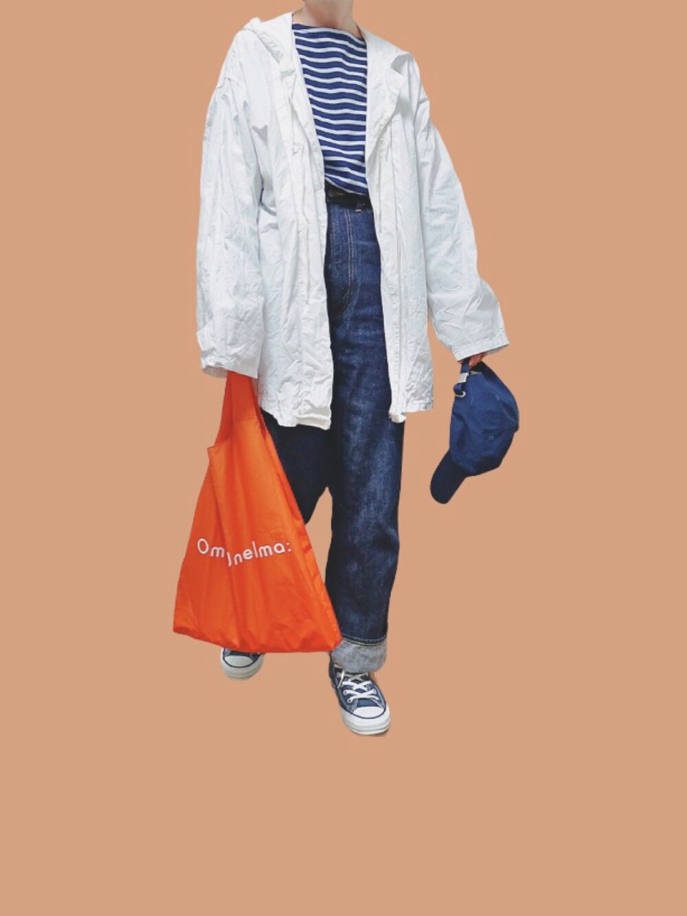 ブルー系のTシャツ/カットソー、ブルー系のデニムパンツ、ブルー系のキャップを着用したレディースの冬コーディネートの2枚目の写真