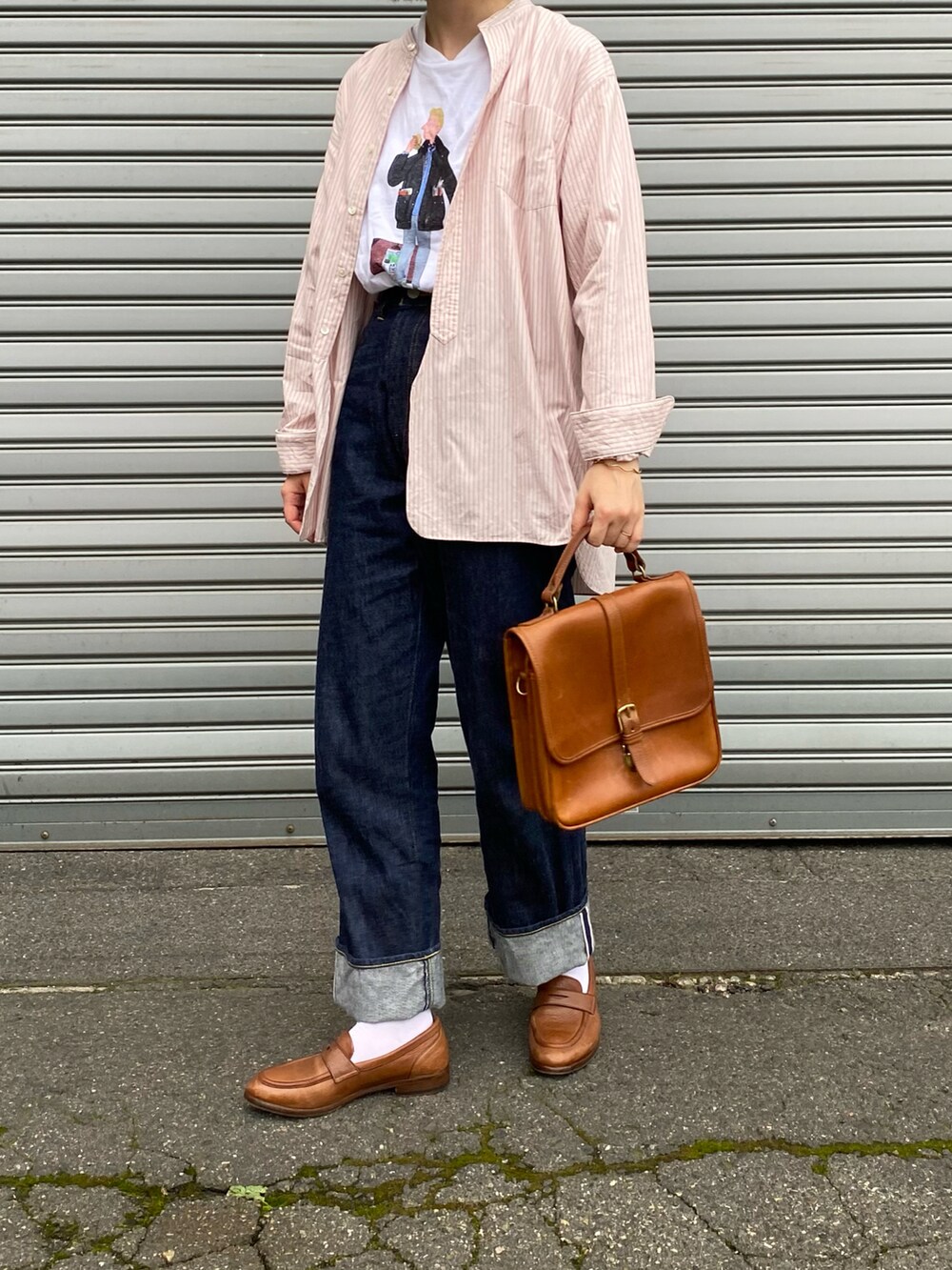 ピンク系のシャツ/ブラウス、ホワイト系のTシャツ/カットソー、ブルー系のデニムパンツを着用したレディースの秋コーディネートの4枚目の写真