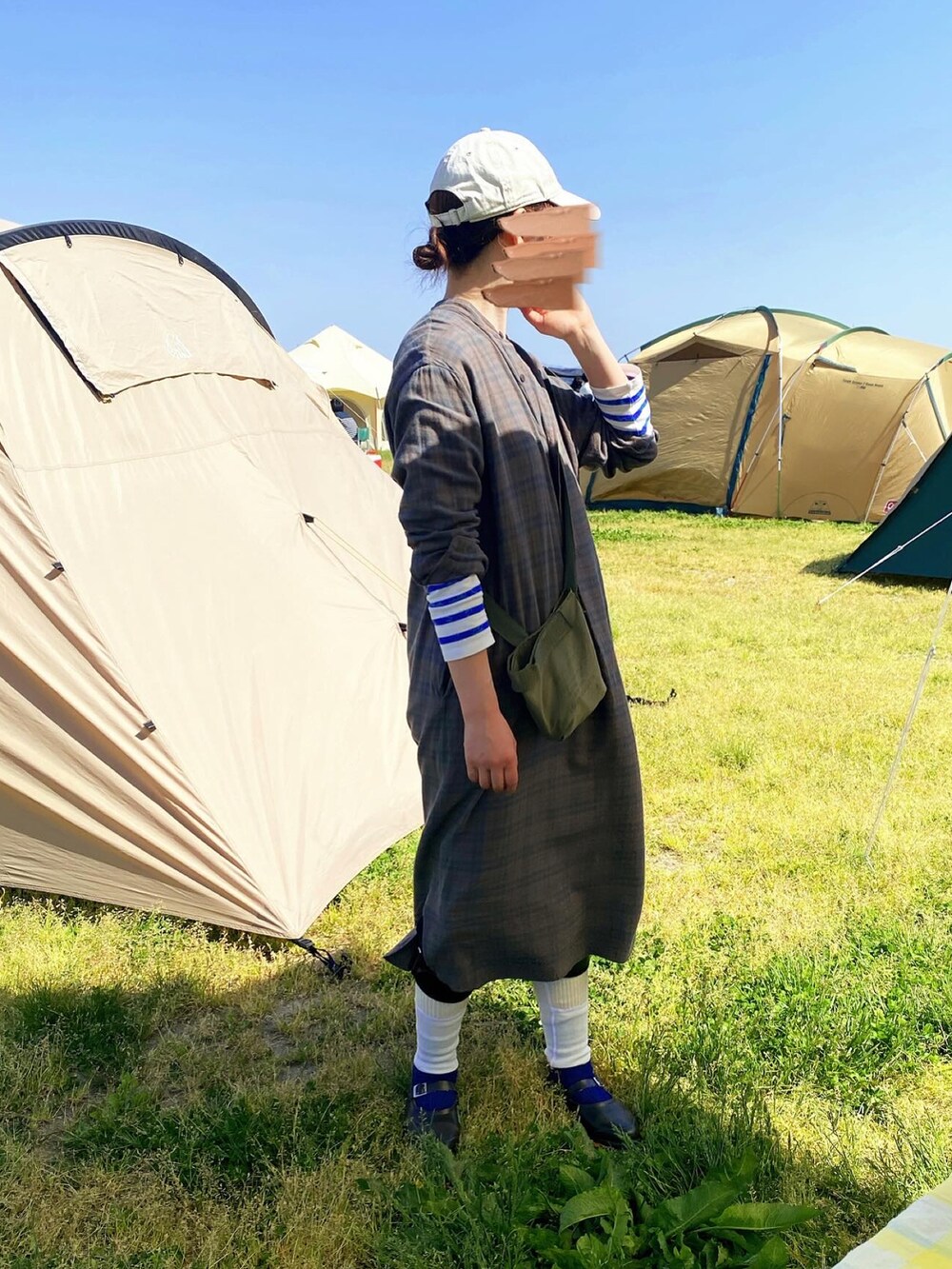 ブルー系のTシャツ/カットソー、グリーン系のシャツワンピース、ブラウン系のレインシューズを着用したレディースの春コーディネートの4枚目の写真