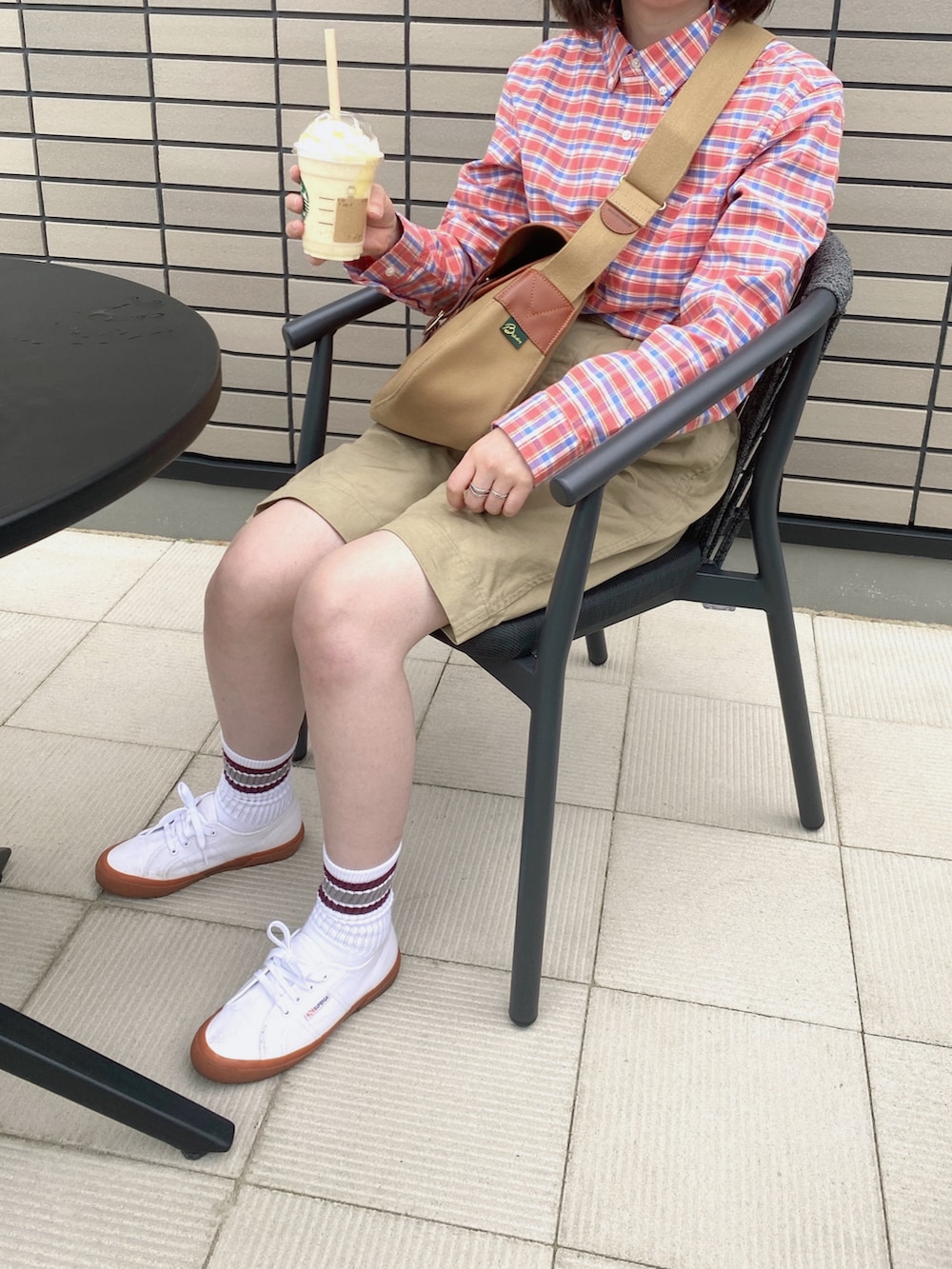 ピンク系のシャツ/ブラウス、ベージュ系のパンツ、グリーン系のショルダーバッグを着用したレディースの夏コーディネートの5枚目の写真