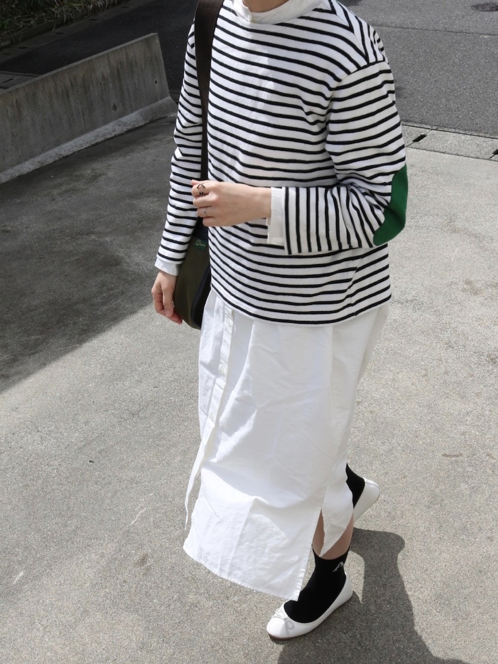 ホワイト系のシャツワンピース、ホワイト系のTシャツ/カットソー、グレー系のソックス/靴下を着用したレディースの春コーディネートの4枚目の写真