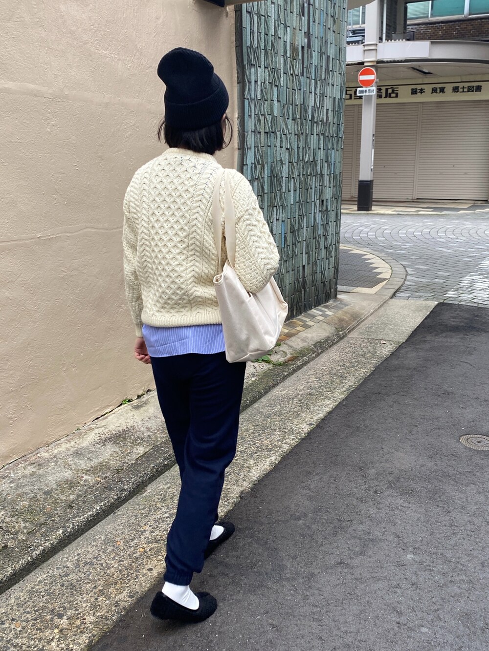 ブルー系のシャツ/ブラウス、ブルー系のスウェットパンツ、ブラック系のバレエシューズを着用したレディースの秋コーディネートの4枚目の写真