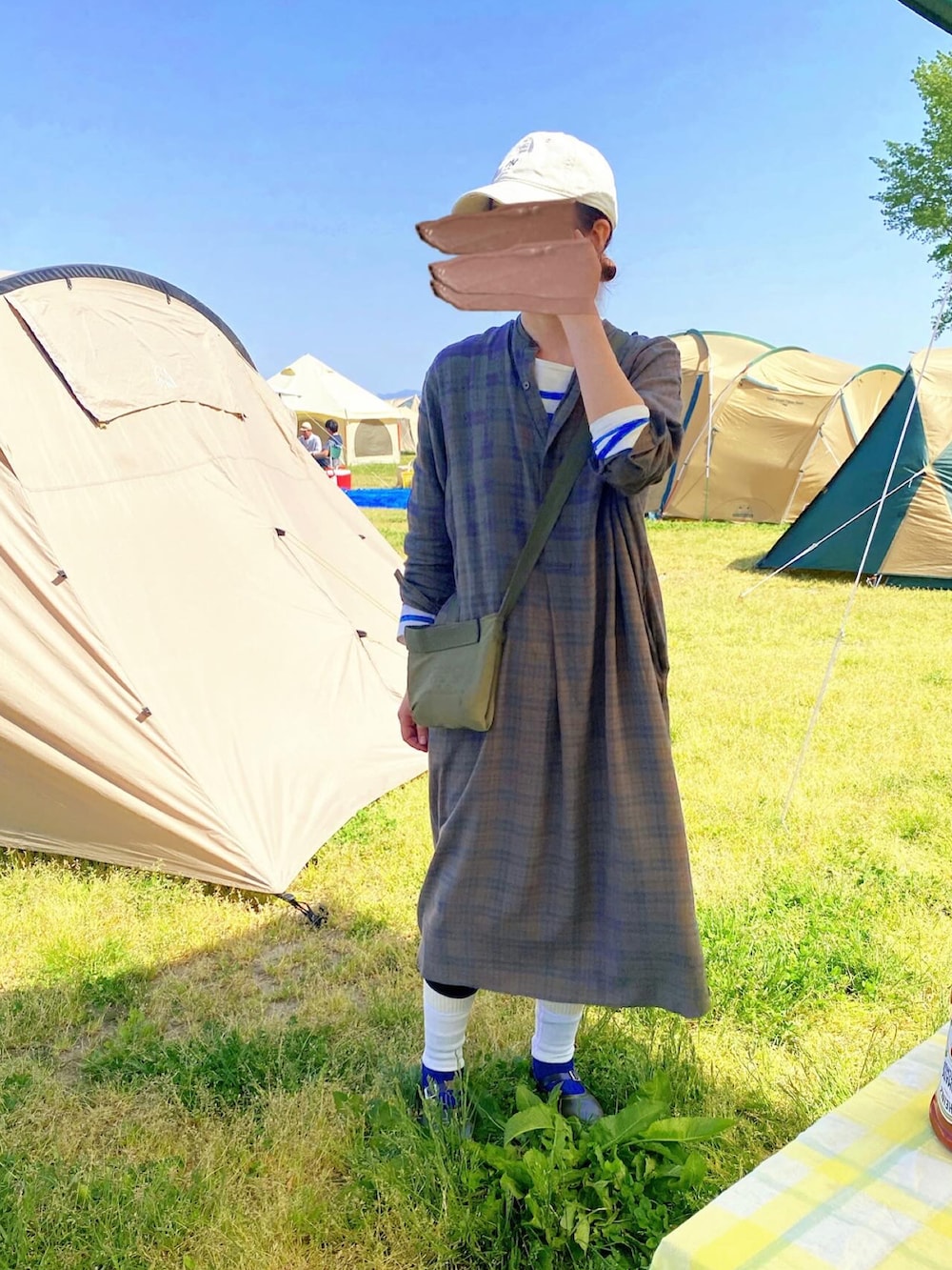 ブルー系のTシャツ/カットソー、グリーン系のシャツワンピース、ブラウン系のレインシューズを着用したレディースの春コーディネートの2枚目の写真