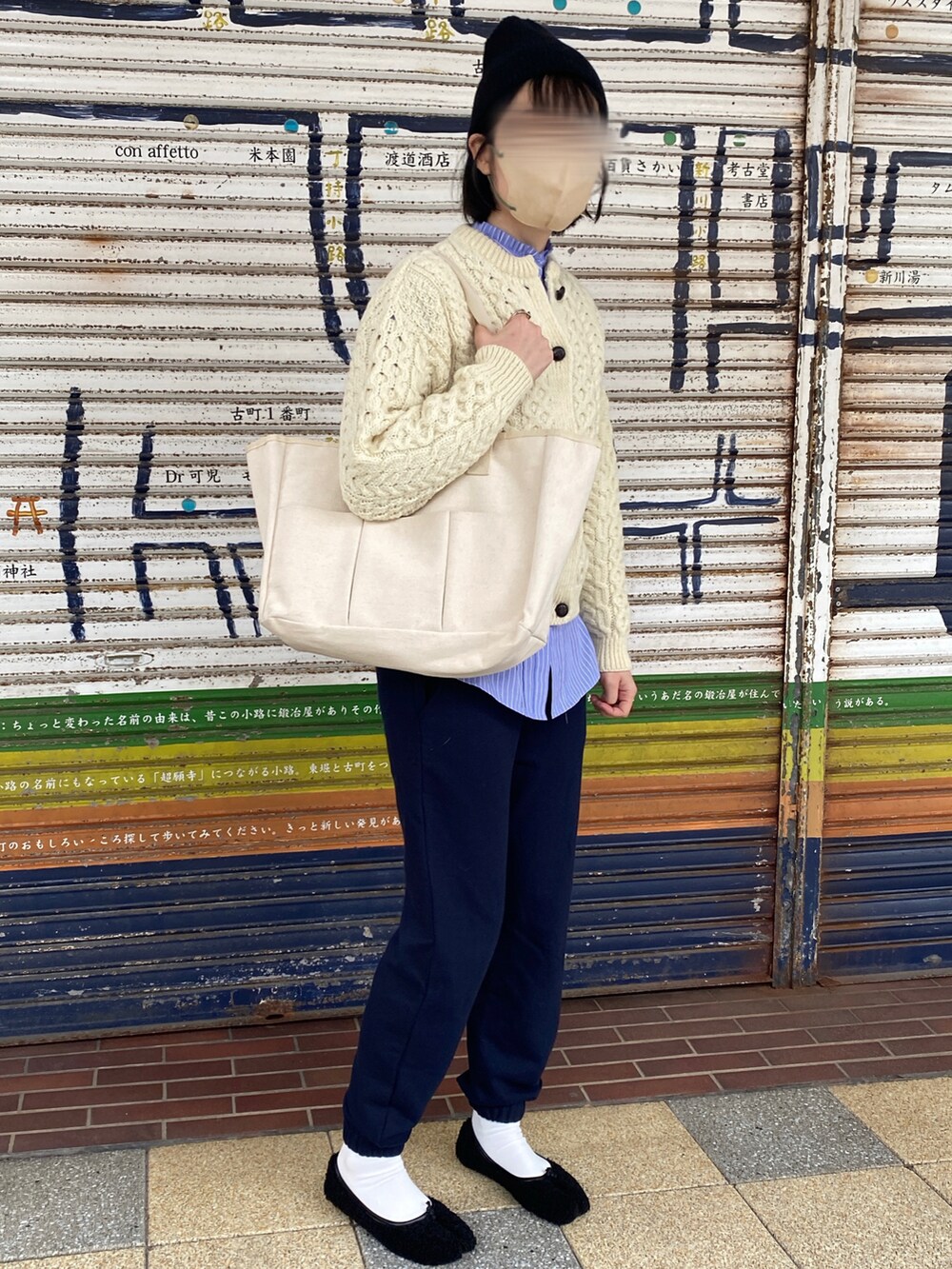 ブルー系のシャツ/ブラウス、ブルー系のスウェットパンツ、ブラック系のバレエシューズを着用したレディースの秋コーディネートの3枚目の写真