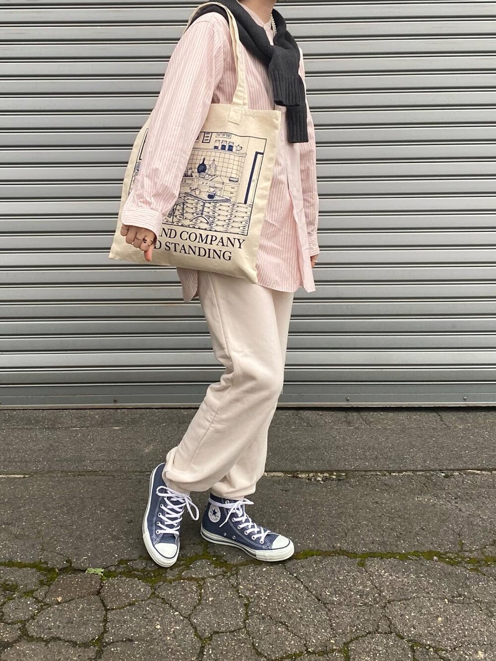 ホワイト系のスウェットパンツ、ピンク系のシャツ/ブラウス、ブルー系のスニーカーを着用したレディースの秋コーディネートの2枚目の写真